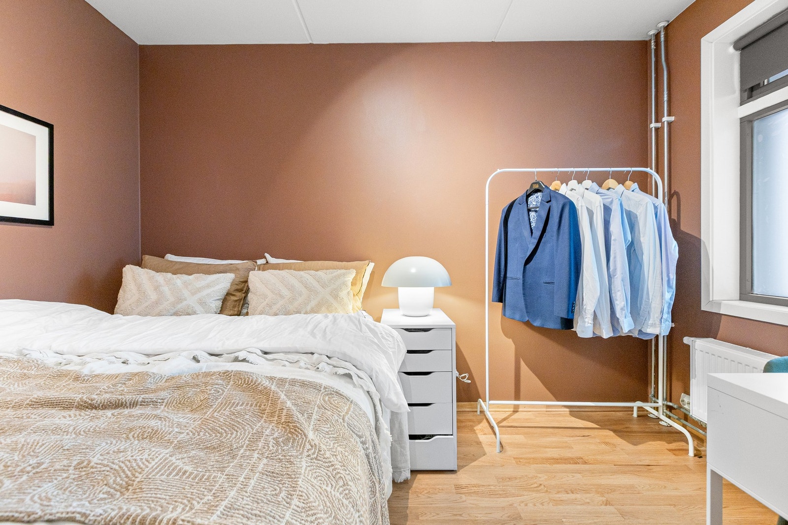 Soverommet har plass til dobbeltseng, nattbord, garderobeløsning, skrivepult eller annet ønskelig møblement. Galleribilde