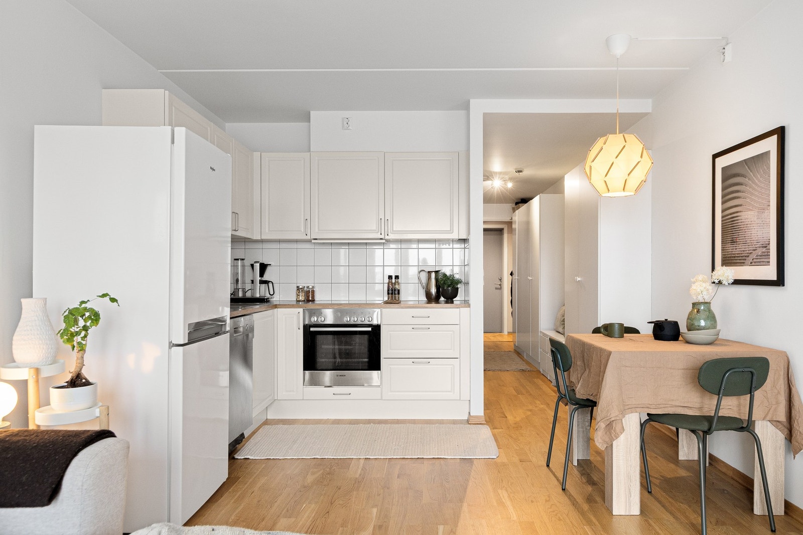 Stuen gir god plass til en fin sofagruppe, mediemøblement, spisestue og annet ønskelig møblement. Galleribilde