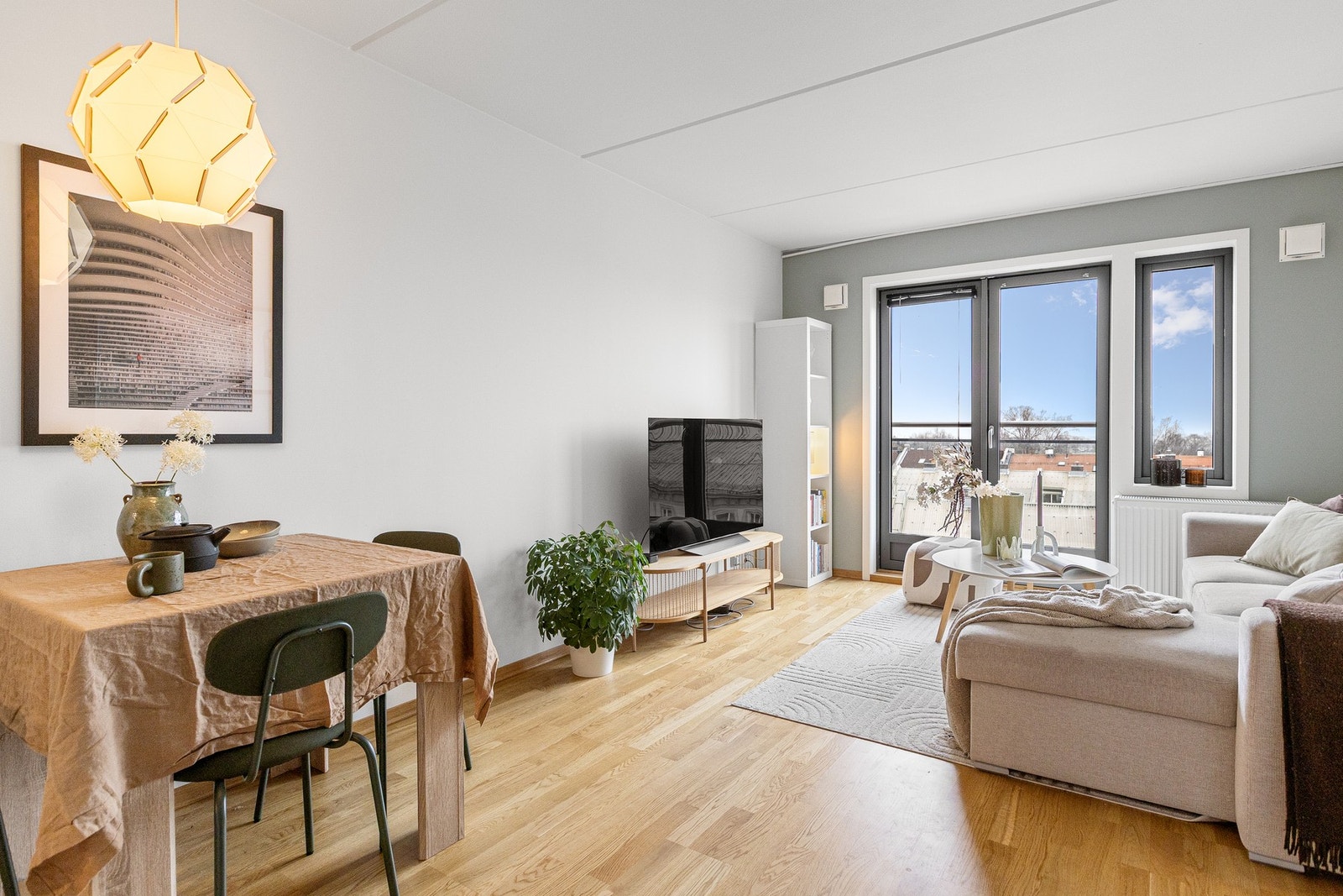 Leiligheten ligger luftig til i byggets 5. etasje med smart planløsning, store vindusflater som gir rikelig med naturlig lys og herlig utsikt over Oslo by. Galleribilde