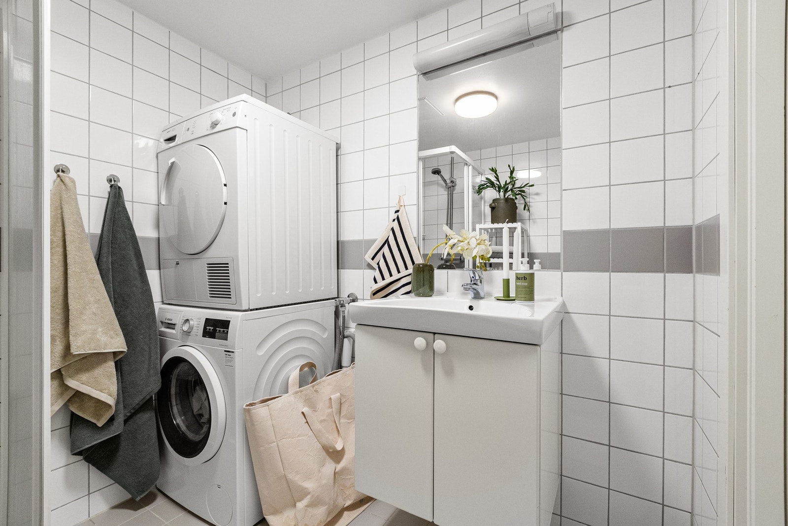 Baderommet har termostatstyrte varme i gulv, samt opplegg for vaskemaskin og tørketrommel. Galleribilde