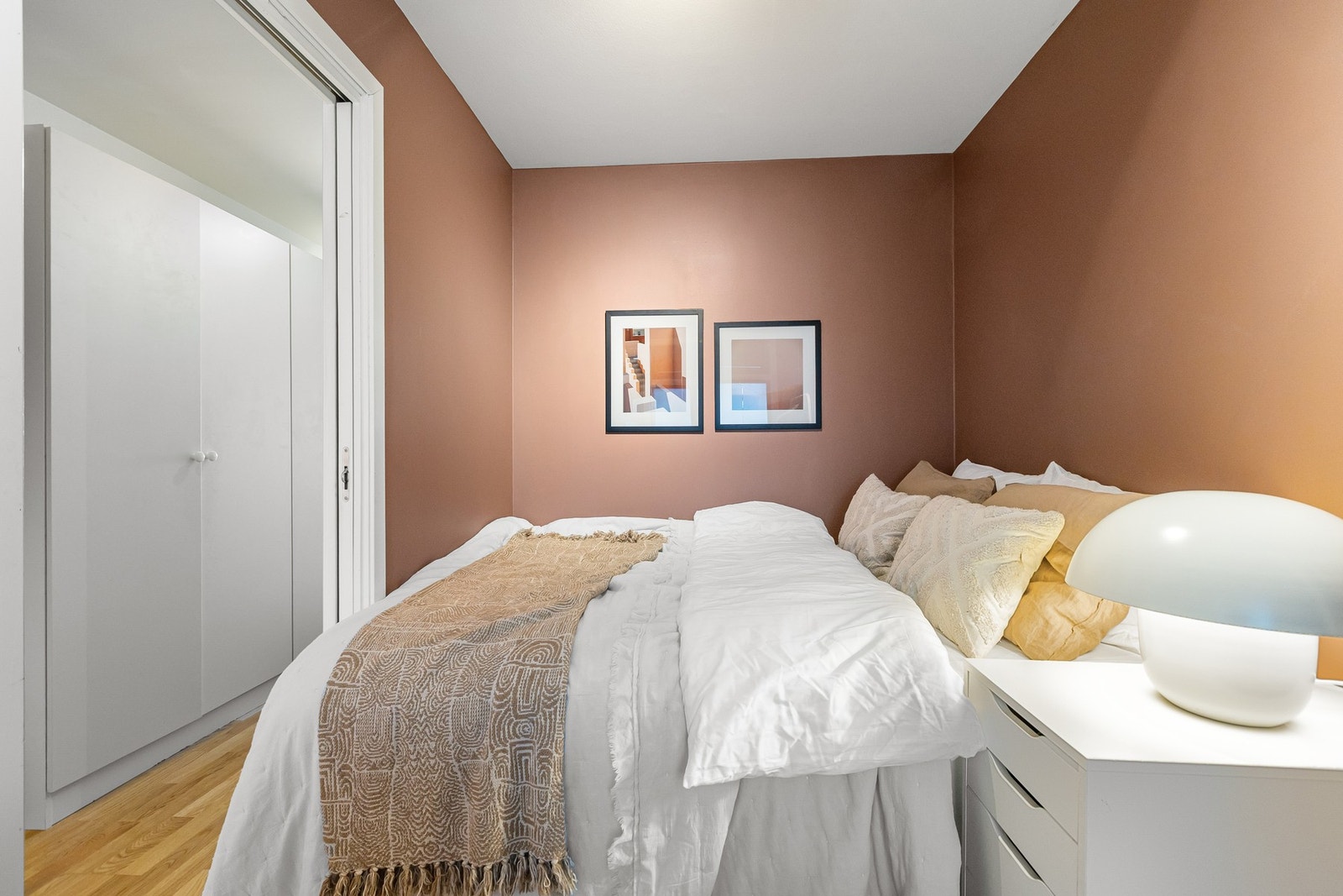 Soverommet er malt i delikate farger som skaper en behagelig atmosfære i rommet. Galleribilde