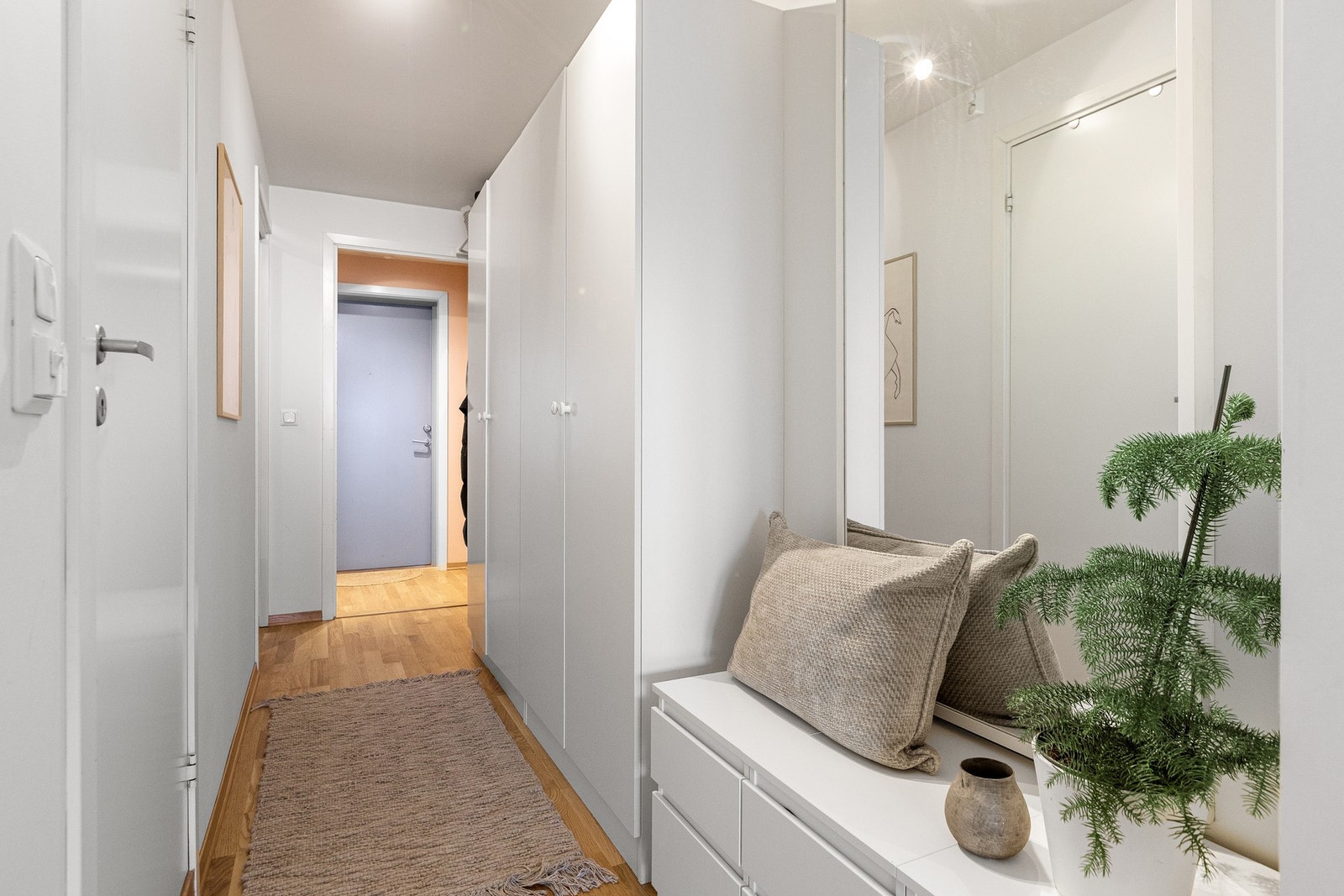 Entréen/gangen har meget gode oppbevaringsmuligheter i flere garderobeskap. Galleribilde