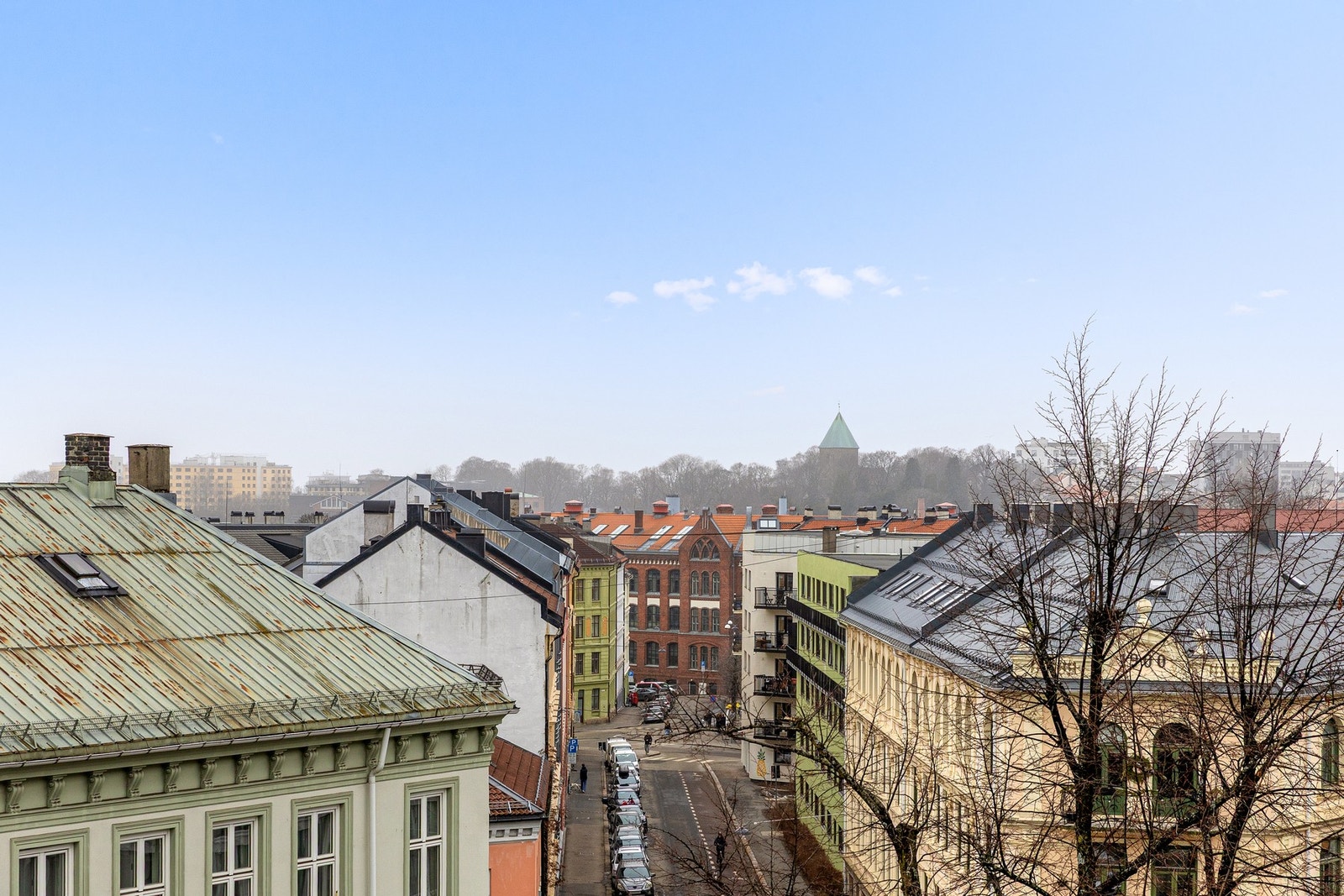 Fra stuevinduet kan man nyte flott utsikt over Oslo by og alle hustakene. Galleribilde