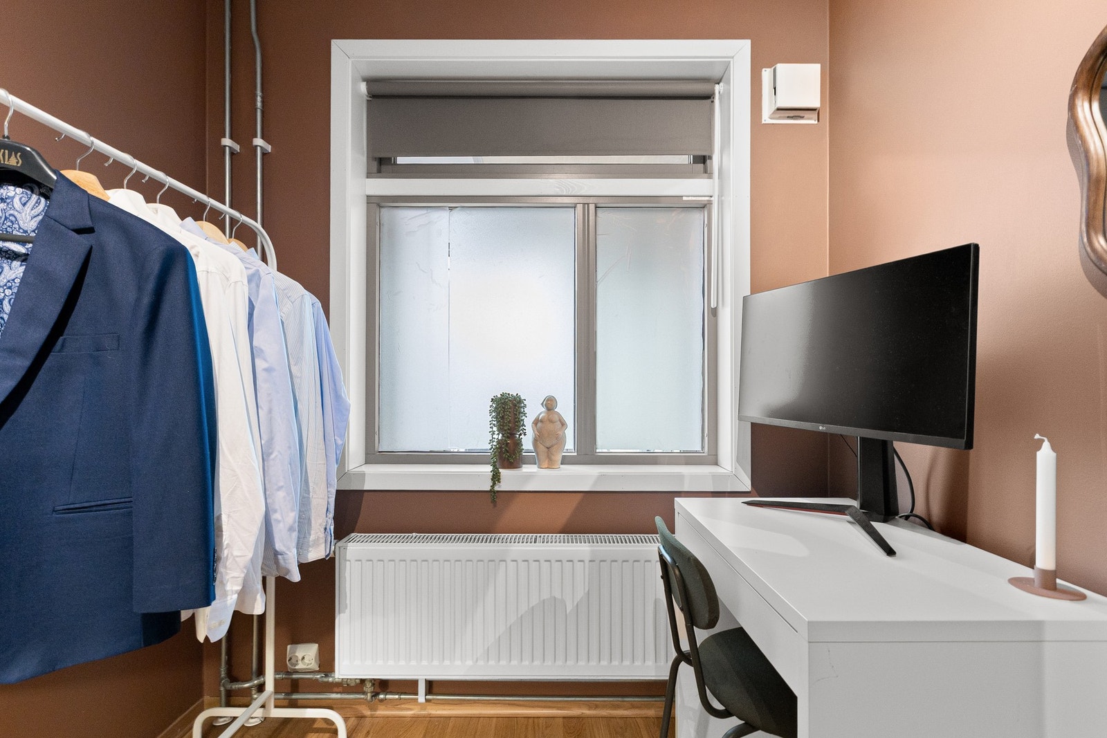 Soverommet vender ut mot sameiets flotte gårdsrom. Galleribilde