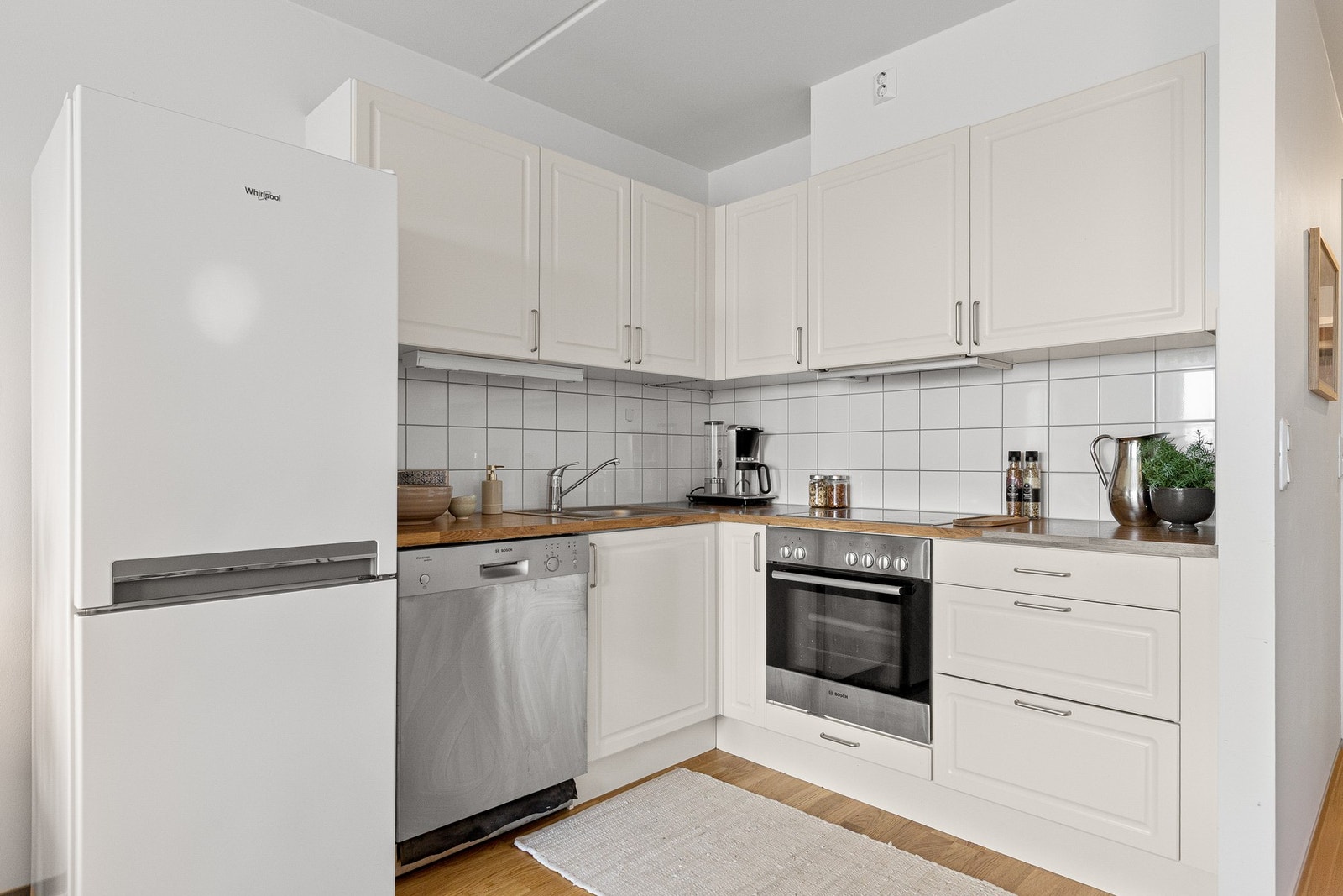 Innredningen er utstyrt med helintegrert platetopp og stekeovn, samt opplegg for oppvaskmaskin. Galleribilde