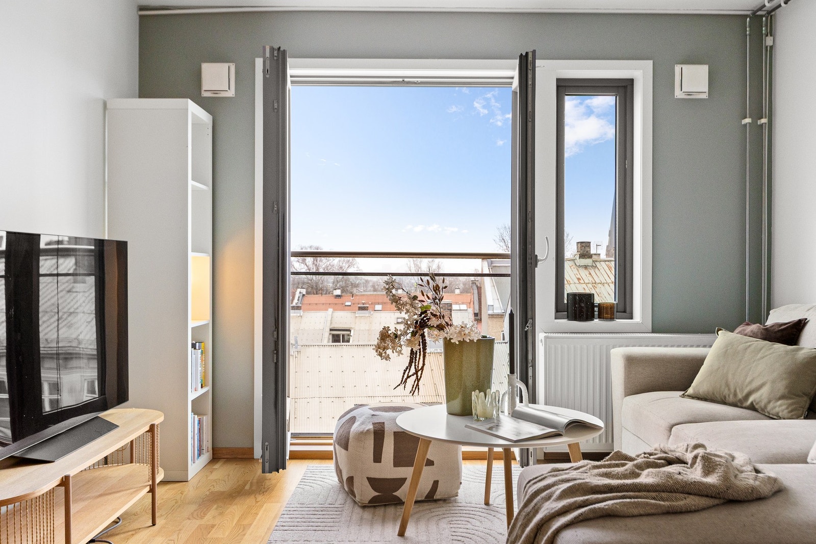 Lys og moderne 2-roms selveierleilighet med vidstrakt utsikt og fransk balkong. Galleribilde