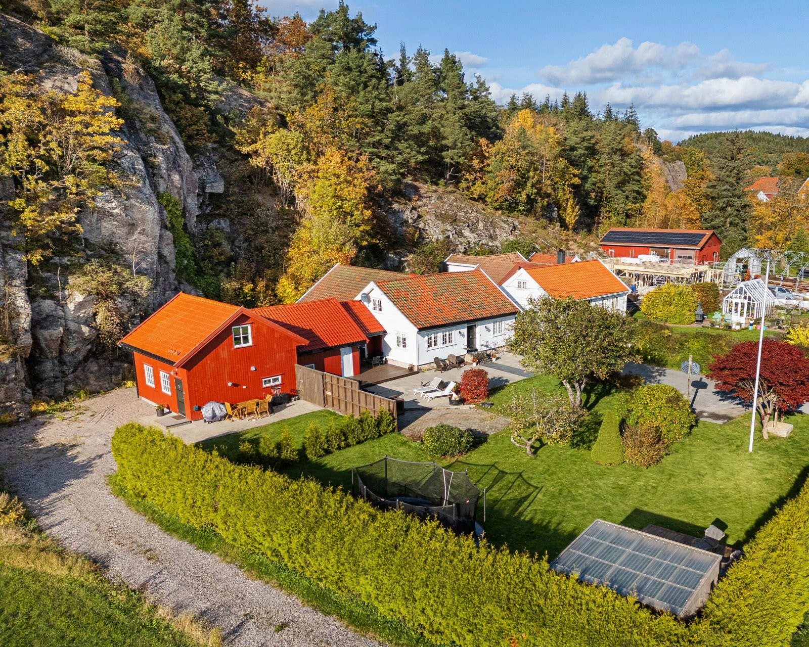 Idyllisk eiendom med elvelinje, jorder og skogsområde Galleribilde