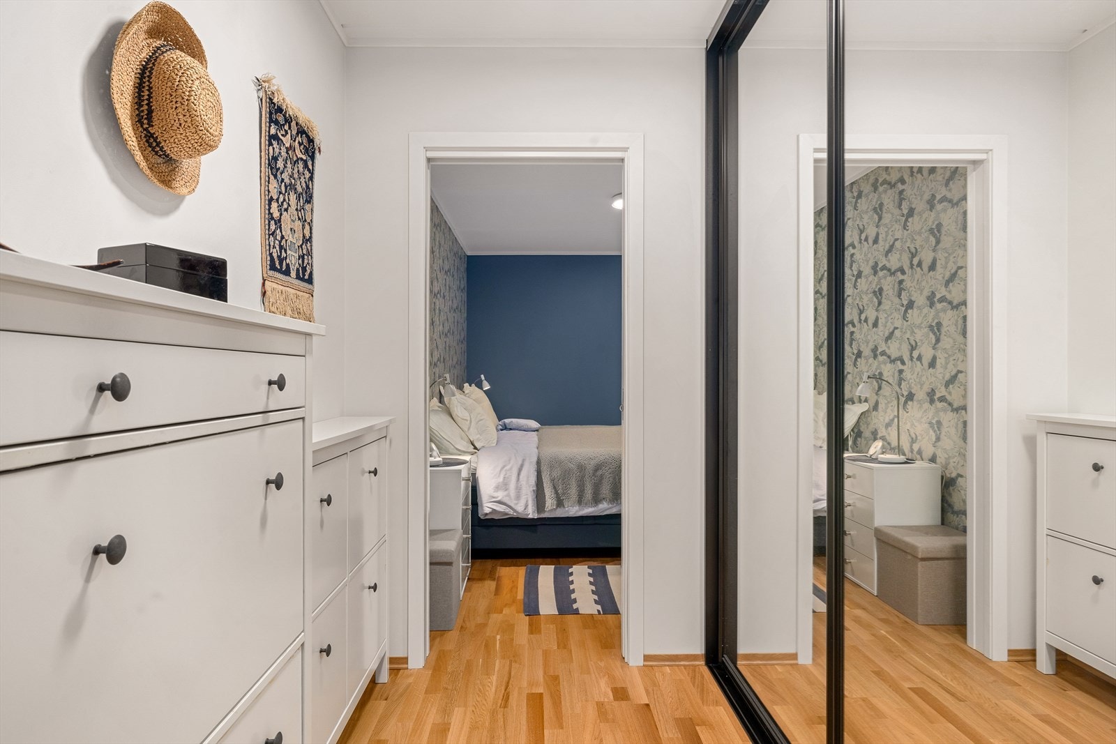 Mellomgang med stor skyvedørgarderobe og praktiske skoskap Galleribilde