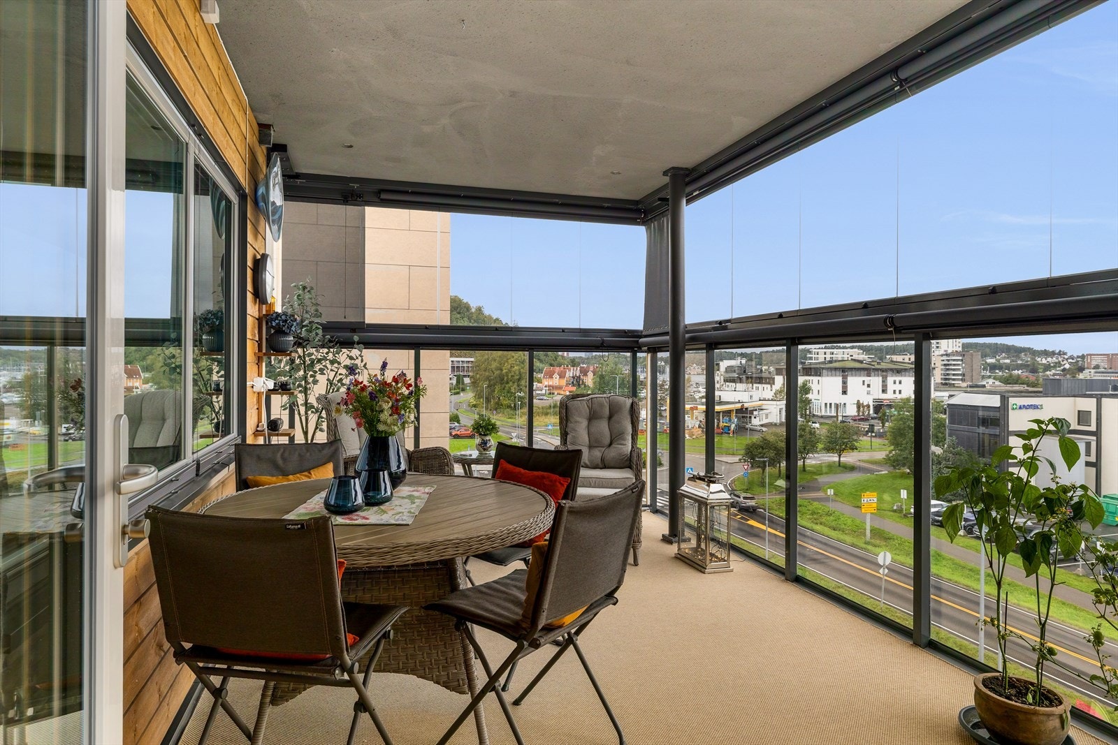 Usj. syd/vest vendt innglasset balkong med skyvbare vinduer Galleribilde