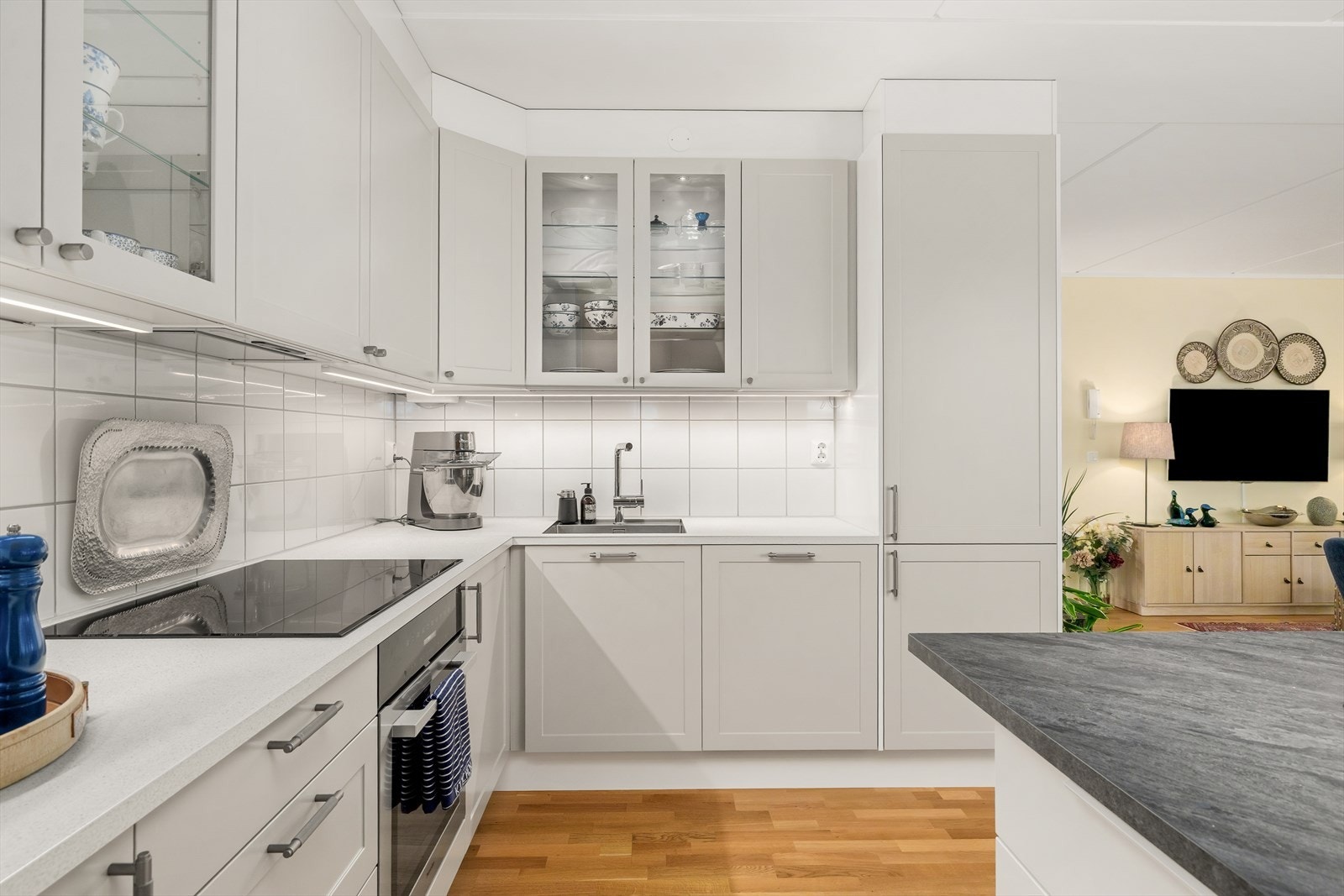 Nyere glassfronter, benkeplate m/oppvaskkum og kjøkkenvifte i 2025 Galleribilde