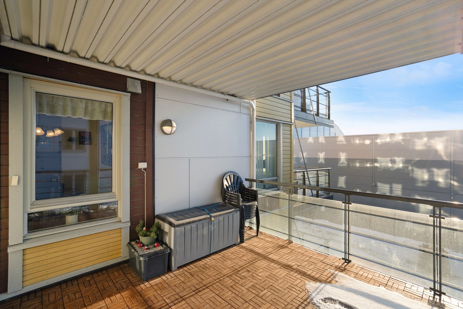 Balkongen fungerer som en naturlig forlengelse av boligen og gir ekstra rom for trivsel i de varmere månedene Galleribilde