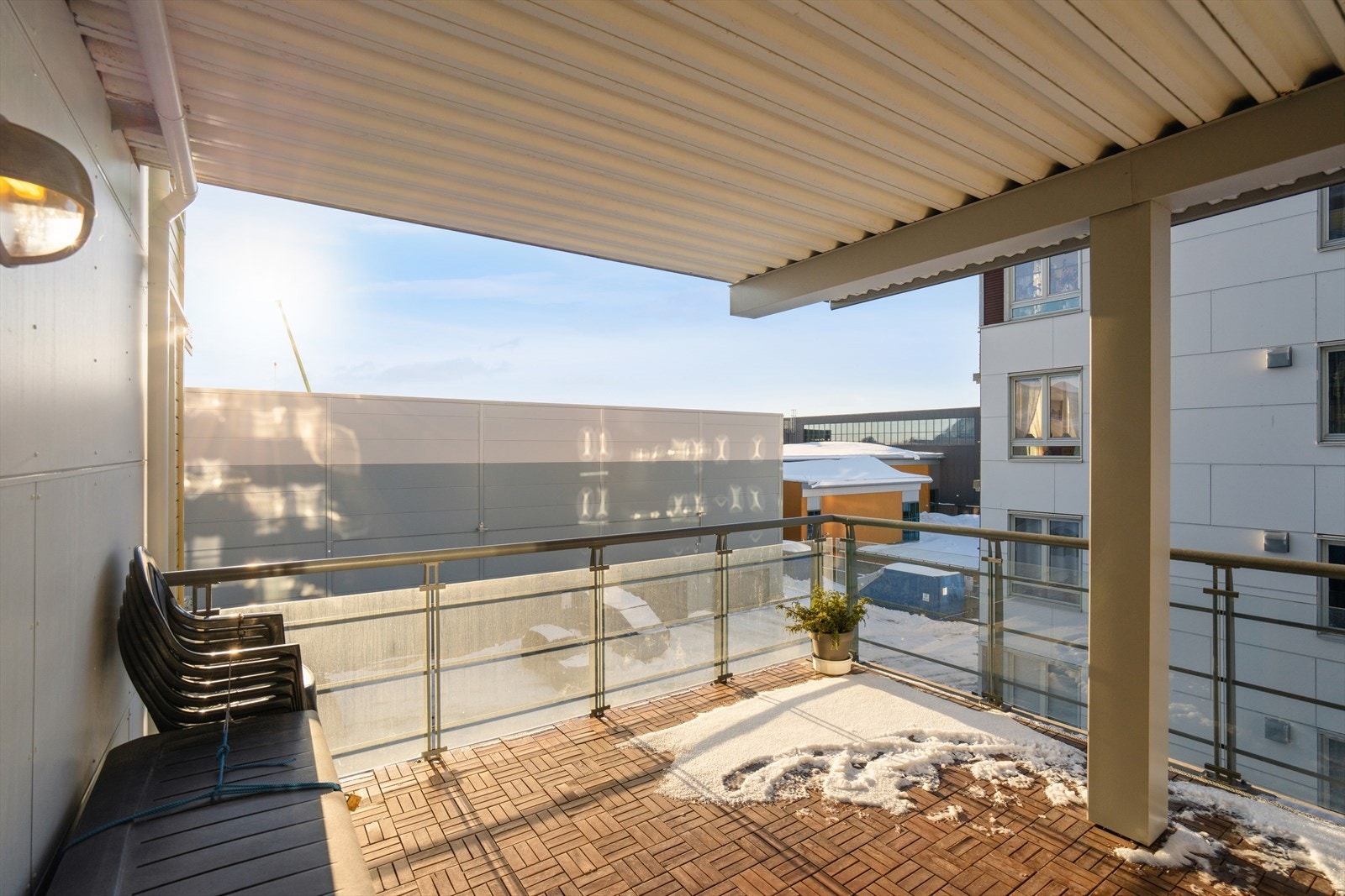 Romslig balkong som gir gode muligheter for å skape en hyggelig uteplass. Her er det plass til utemøbler som sittegruppe eller spisebord, i tillegg til grill, slik at området enkelt kan tilpasses sosiale sammenkomster Galleribilde