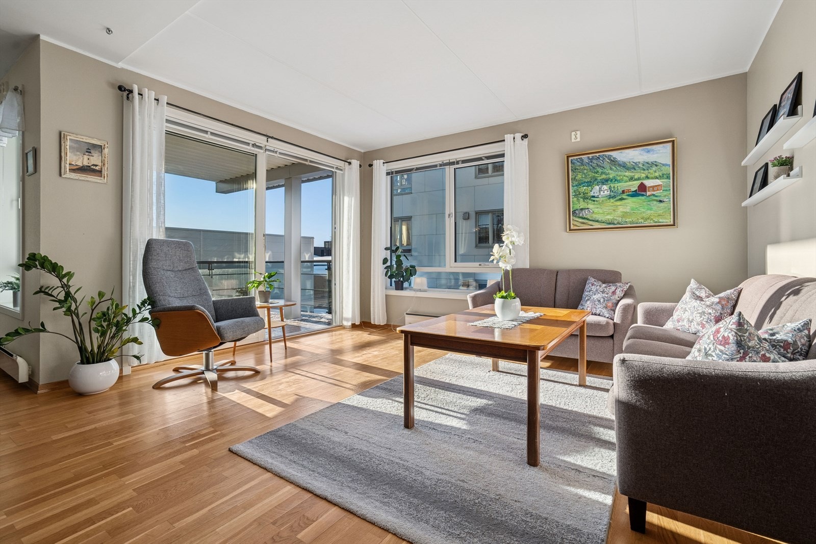 I den ene enden av stuen har man god plass til sofakrok Galleribilde