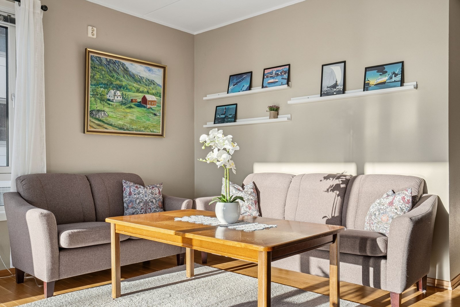 Sofakroken finner sin naturlige plassering i hørnet av stuen Galleribilde