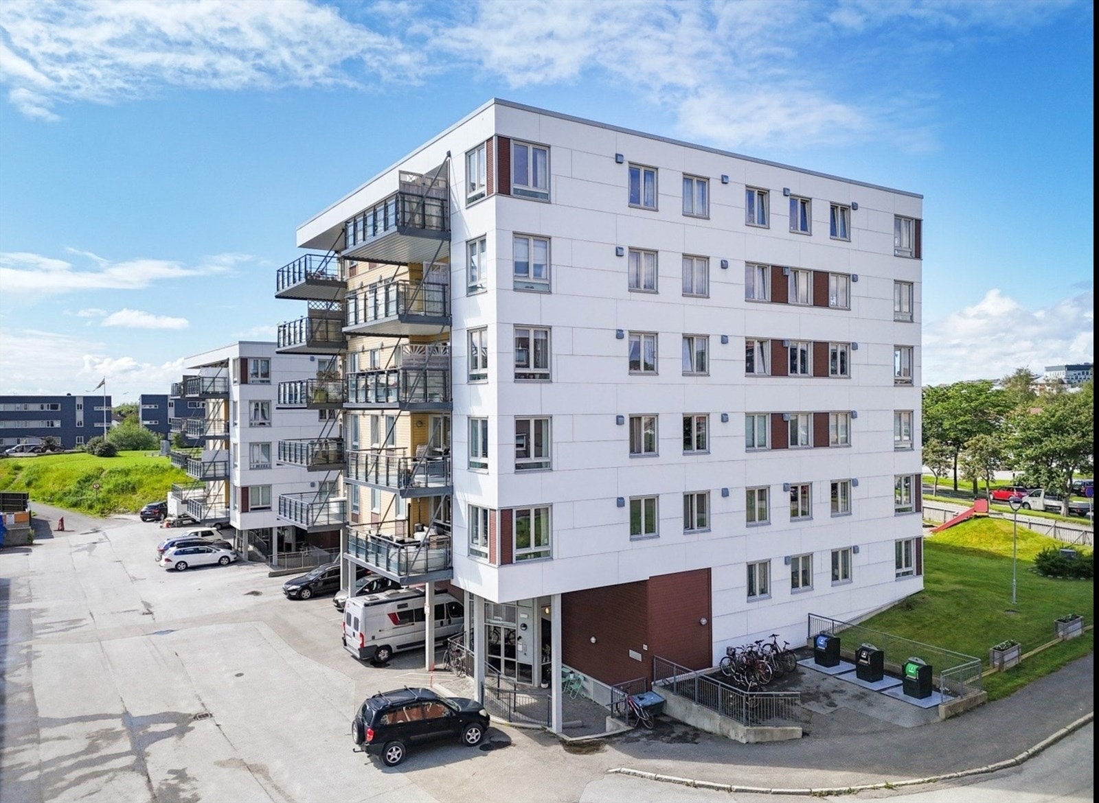 Innenfor en gangavstand på 8-10 minutter finner du City nord med over 100 ulike forretninger, Bodø storsenter og Trekanten kjøpesenter. Galleribilde