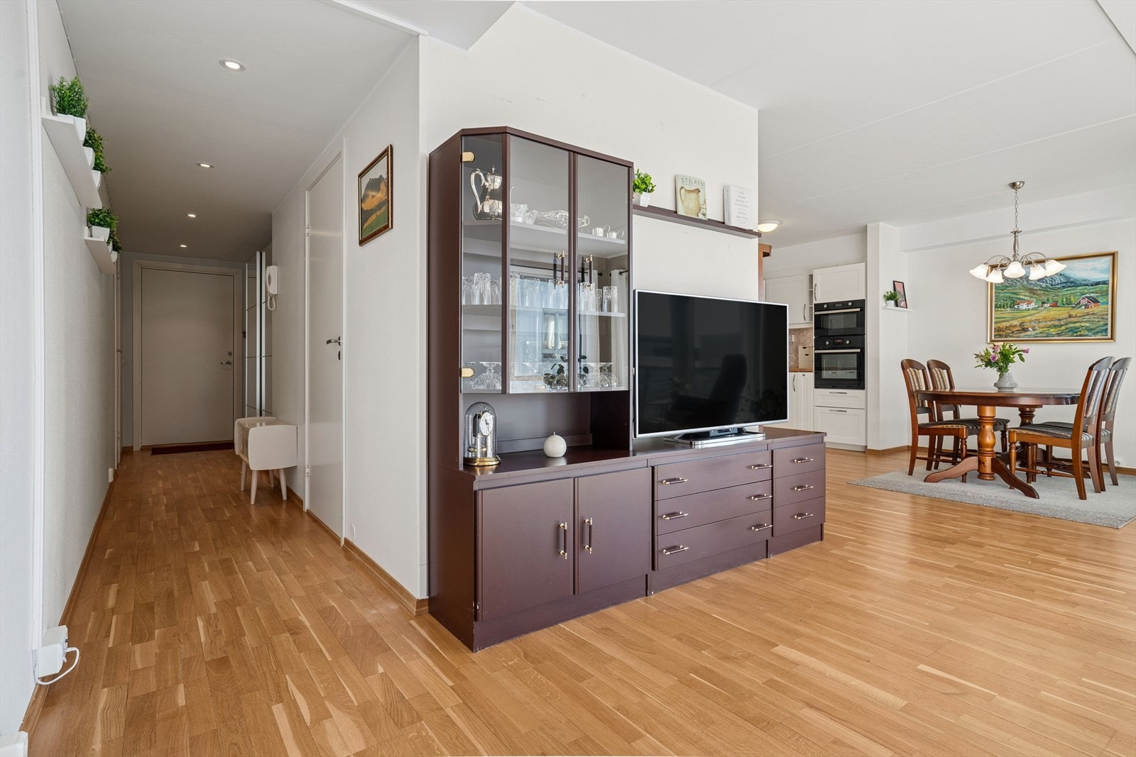 Videre inn i leiligheten kommer man til stuen Galleribilde