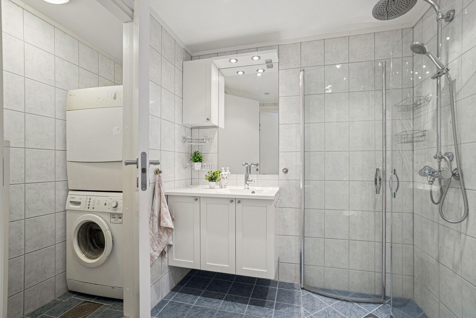 I tilknytning til badet er det et praktisk vaskerom. Galleribilde