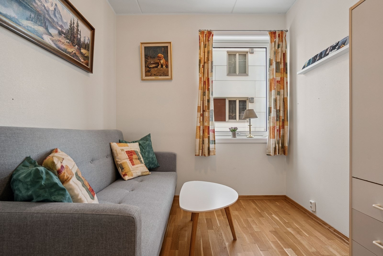 Det andre soverommet kan benyttes som gjesterom eller kontor. Her har man plass til seng eller sovesofa og kommode/klesskap Galleribilde