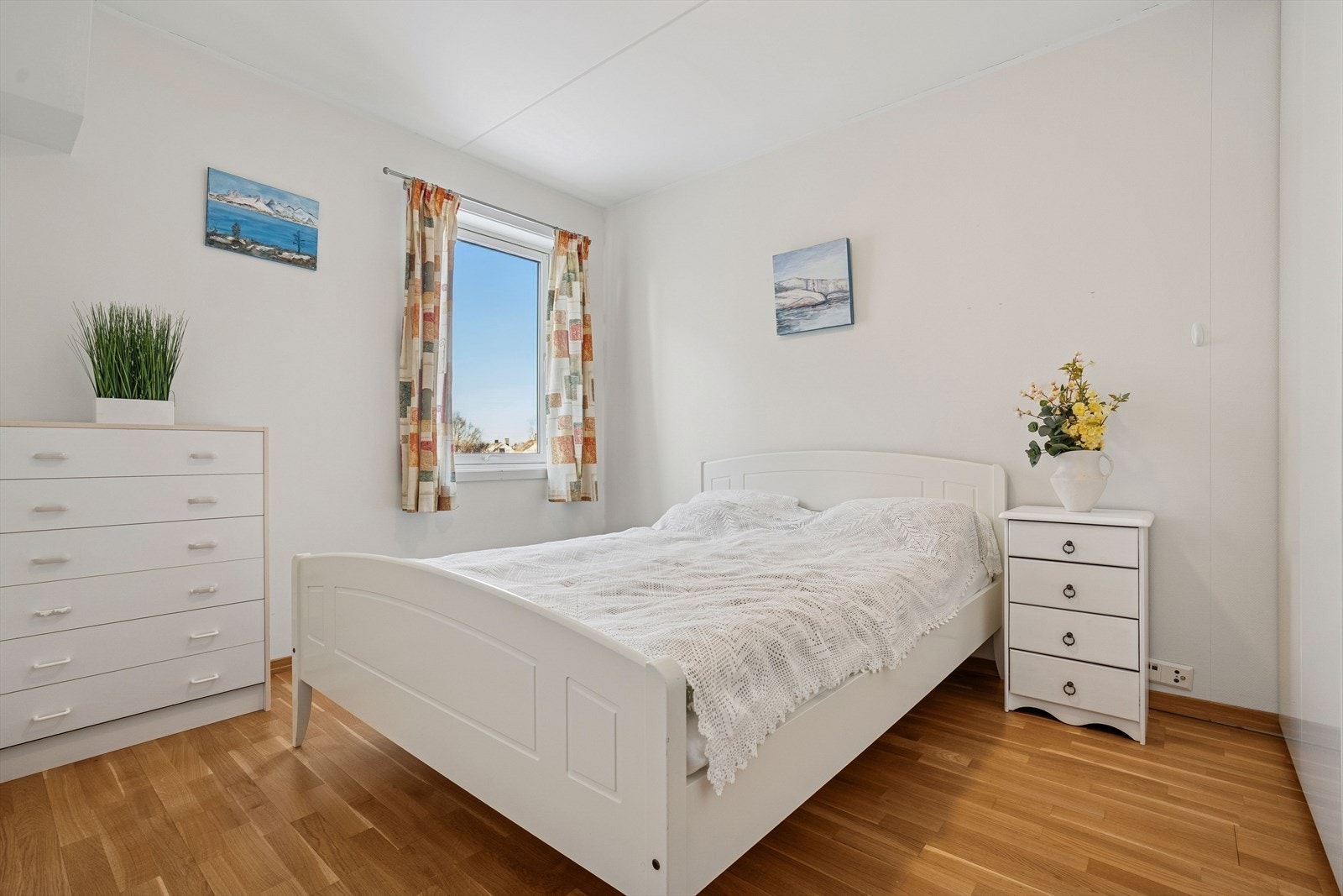 Hovedsoverommet er malt i lyse farger, har klesskap og plass til seng med tilhørende nattbord Galleribilde