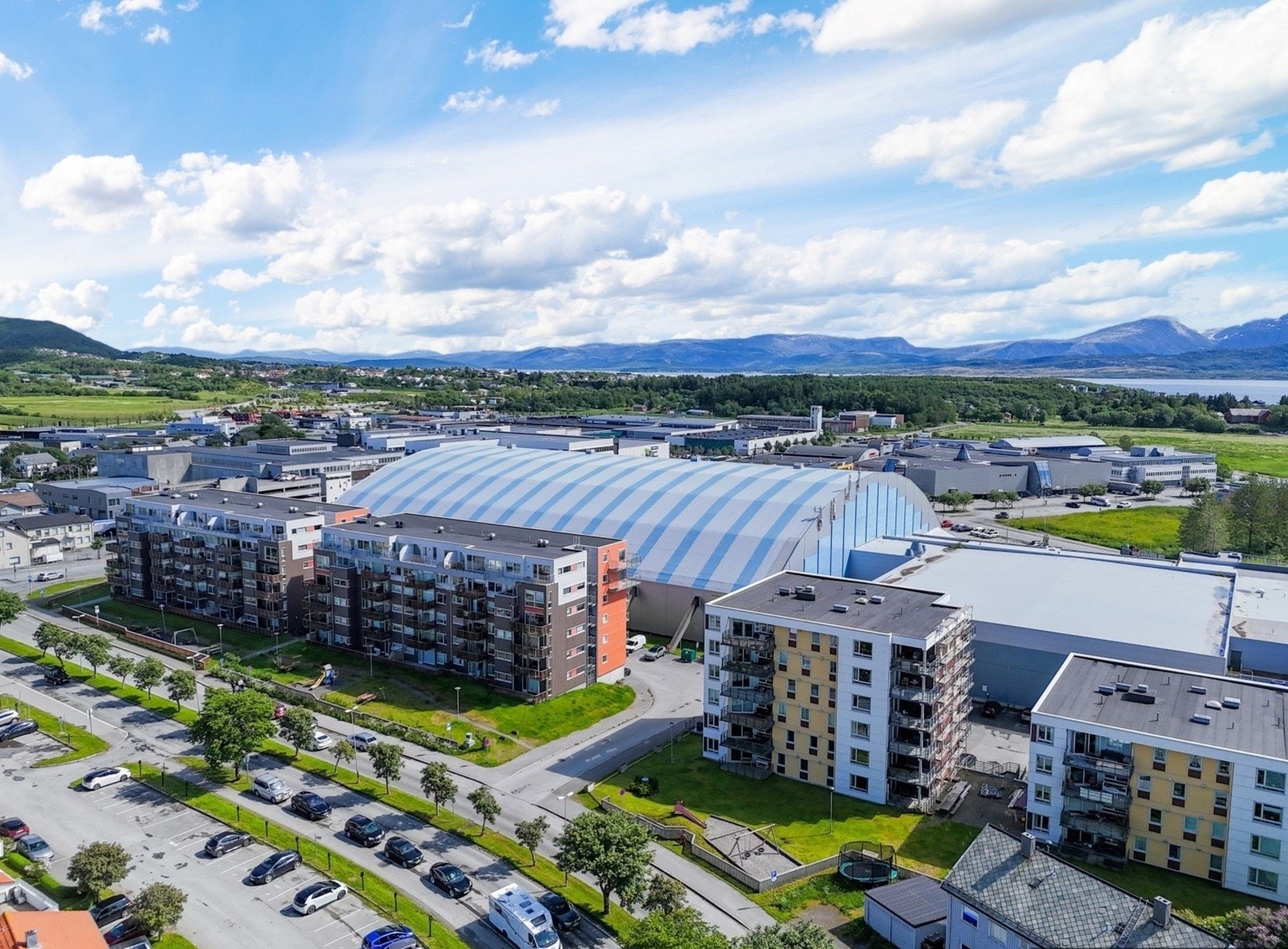 Sentral beliggenhet på Stormyra, med gangavstand til "alt" av servicetilbud. Galleribilde