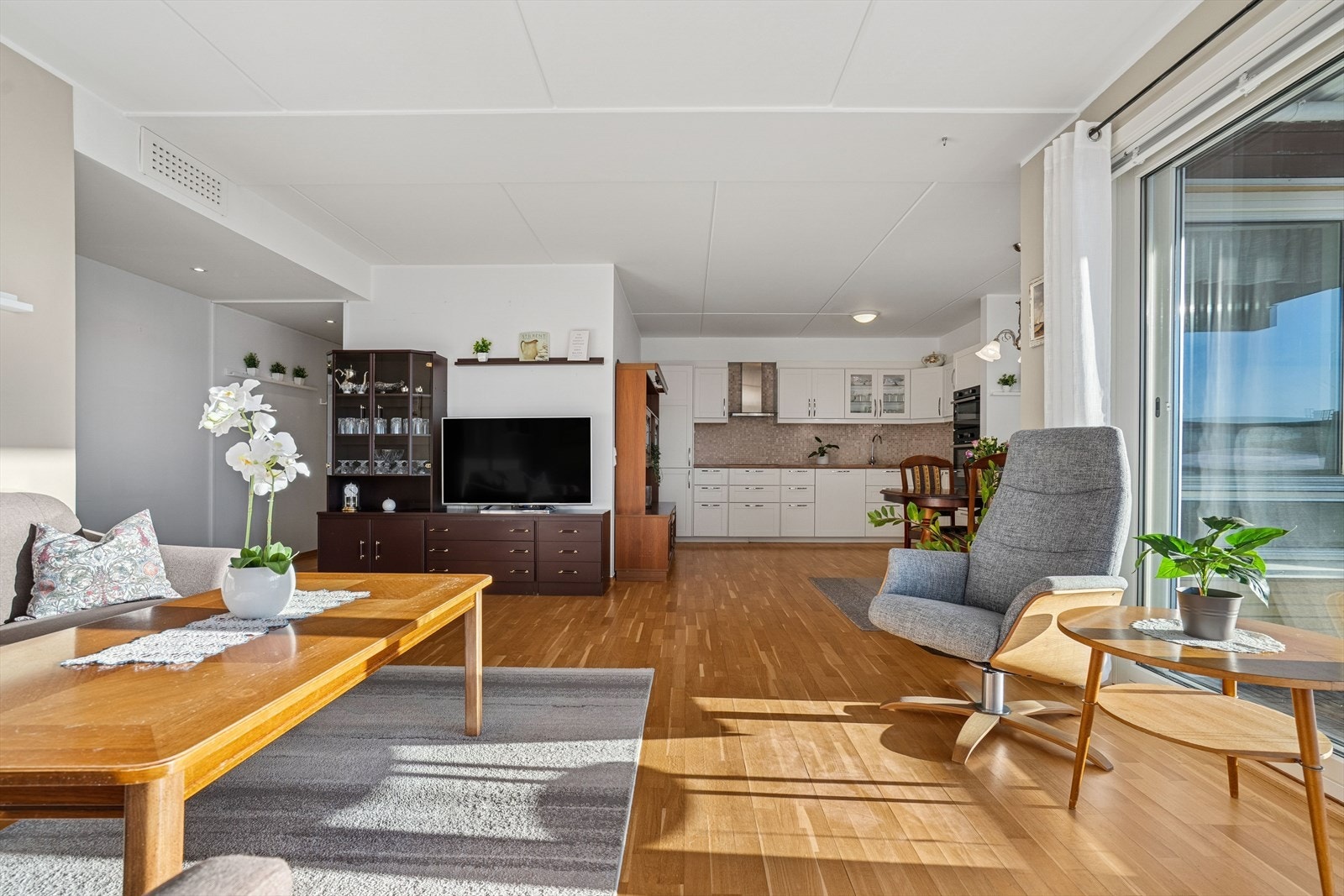 Stuen og kjøkkenet står i åpen løsning og gir en helhetlig romfølelse Galleribilde