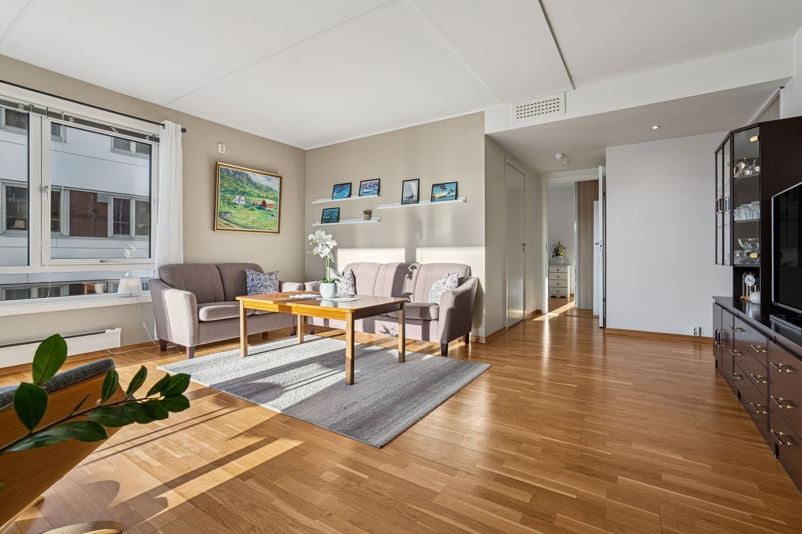 Stuen er romslig og utført i lyse farger og store vindusflater som slipper inn mye naturlig lys. Galleribilde