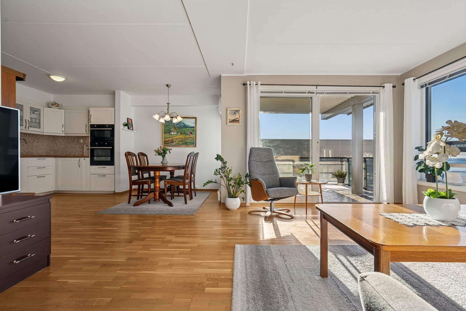 Fra stuen har man utgang til balkongen Galleribilde