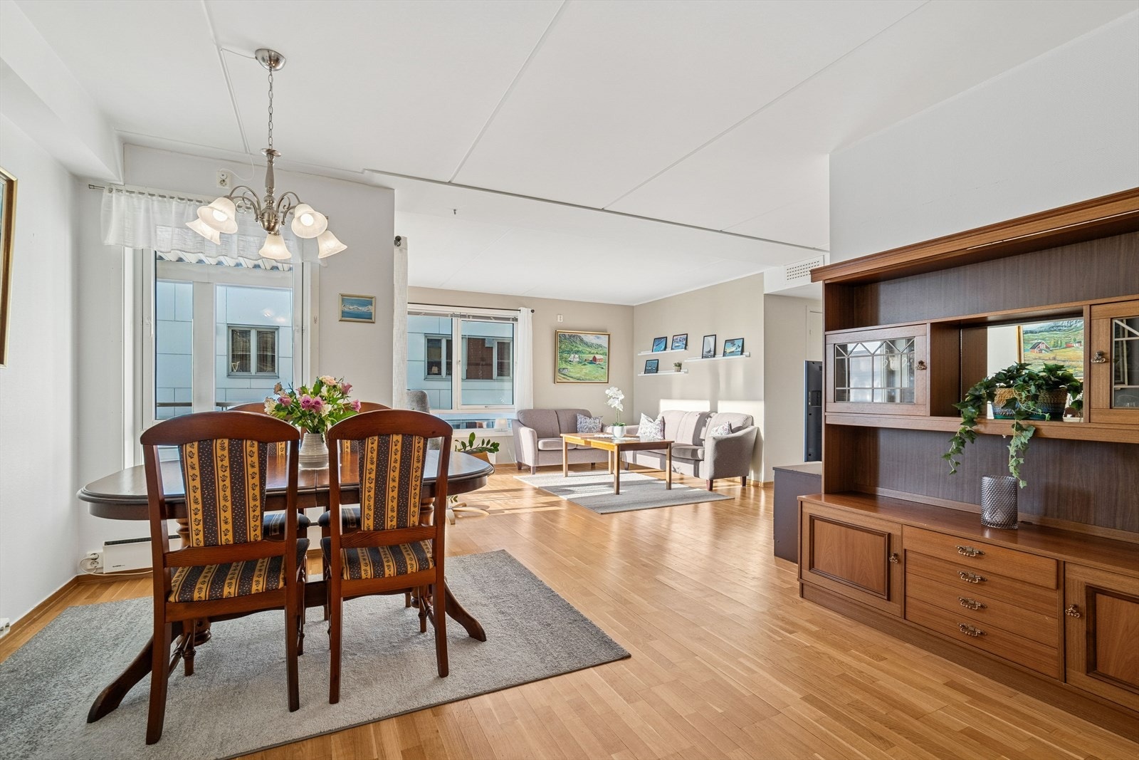 I den andre enden av stuen finner spisegruppen sin naturlige plassering foran kjøkkenet som står i åpen løsning mot stuen Galleribilde