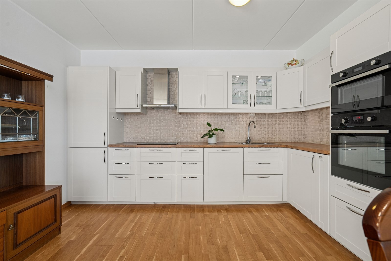 Den åpne løsningen mot stuen skaper en luftig og sosial atmosfære, hvor matlaging og samvær naturlig kan kombineres Galleribilde