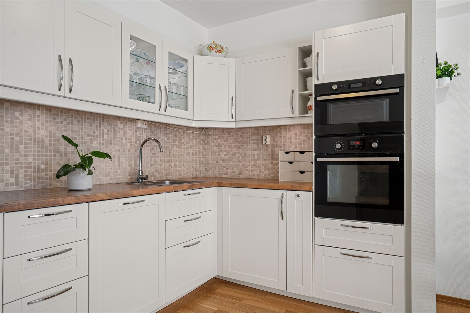 Kjøkkenet er godt utbygget med skap- og benkeplass, noe som gir gode oppbevaringsmuligheter og effektiv arbeidsflyt. Galleribilde