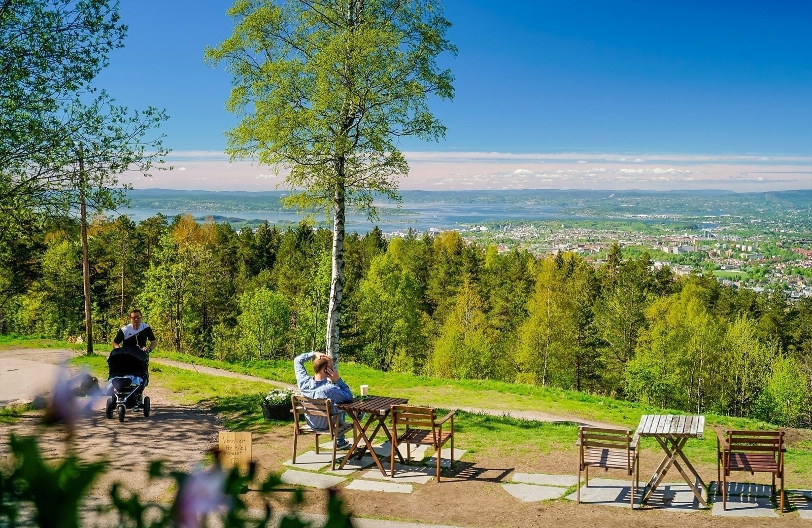Grefsenkollen er ca. 1 times gåtur fra Nybyen Økern. Grefsenkollen byr på en av Oslos flotteste utsikter og er et populært turmål året rundt. Her har man panoramautsyn over byen, fjorden og marka Galleribilde