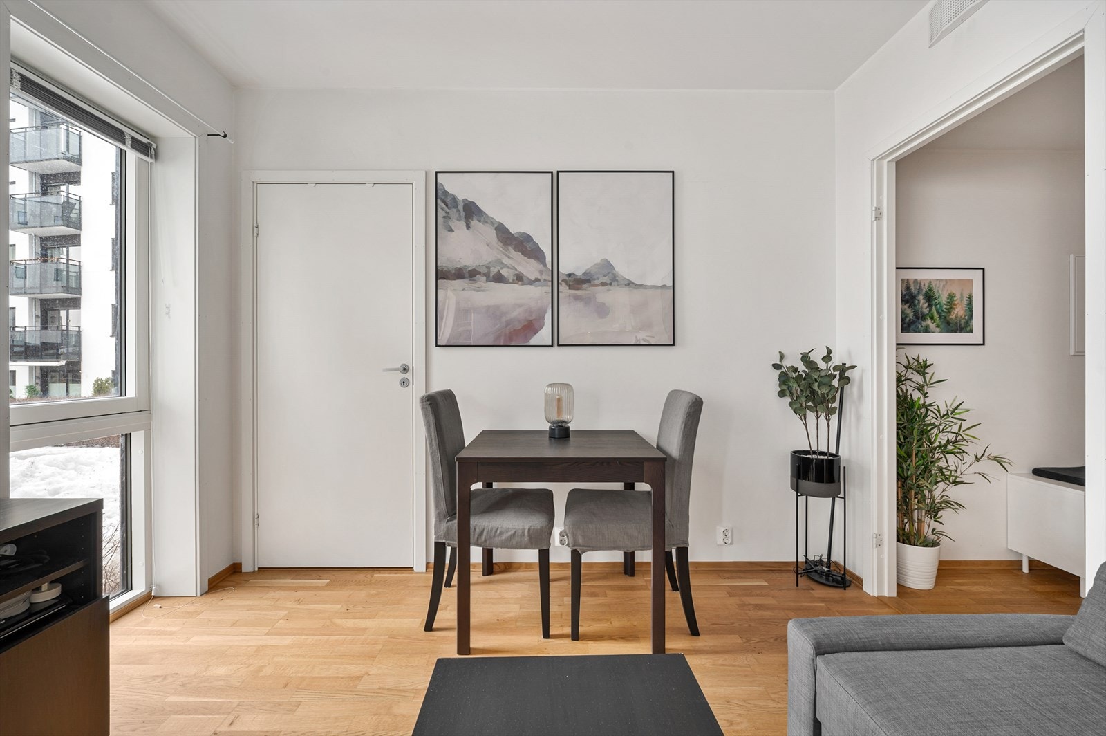 Det er plass til en hyggelig spisegruppe i rommet Galleribilde