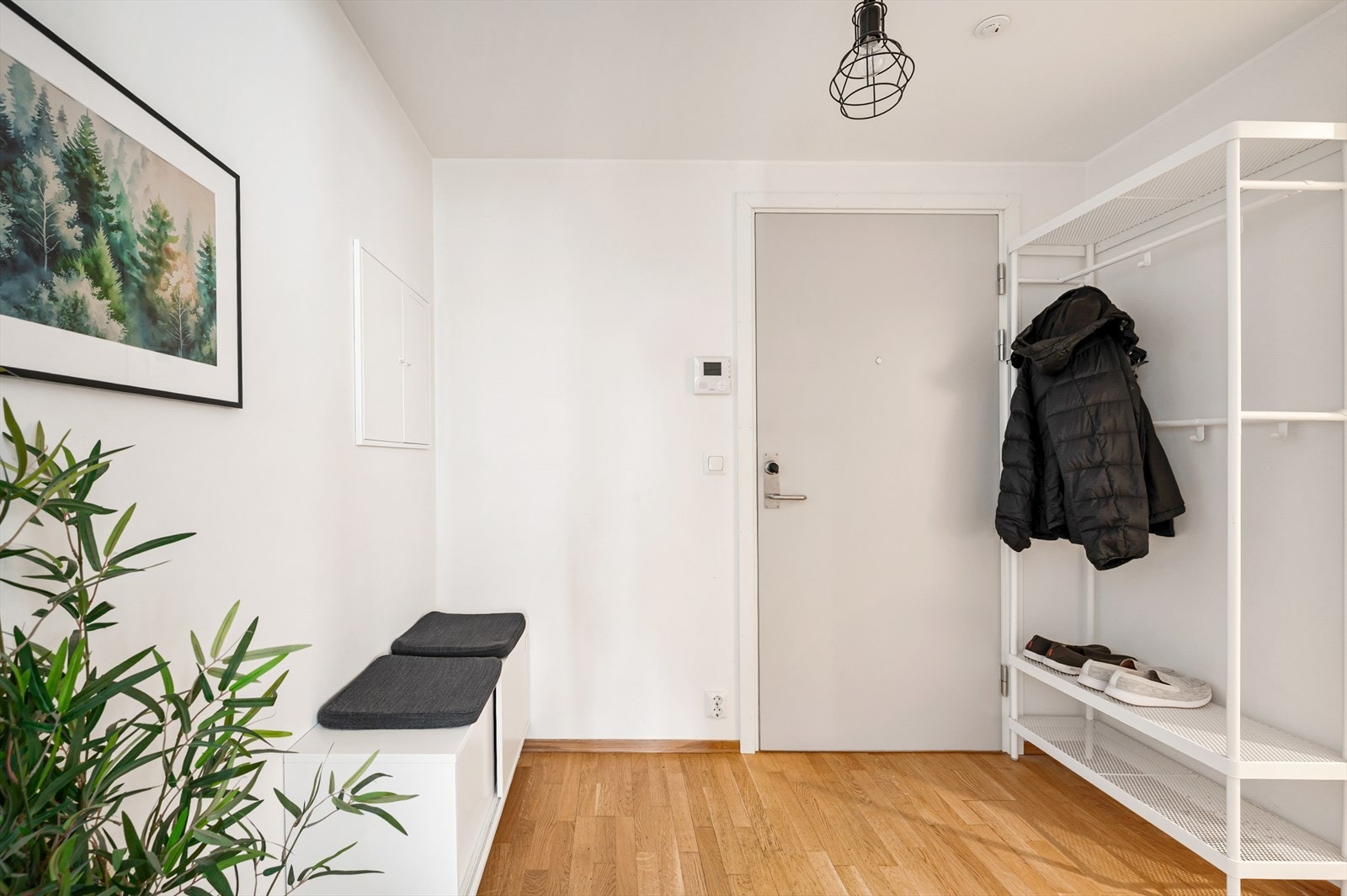 Entreén er romslig og skaper et godt førsteinntrykk. Her kan man oppbevare yttertøy og sko Galleribilde