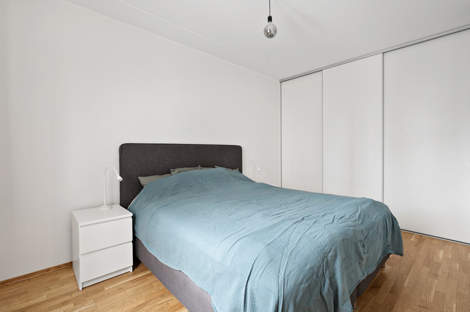 Soverommet har møbleringsmuligheter for dobbeltseng, nattbord og oppbevaringsmøblement. Det er stor skyvedørsgarderobe til oppbevaring av klær og sko Galleribilde