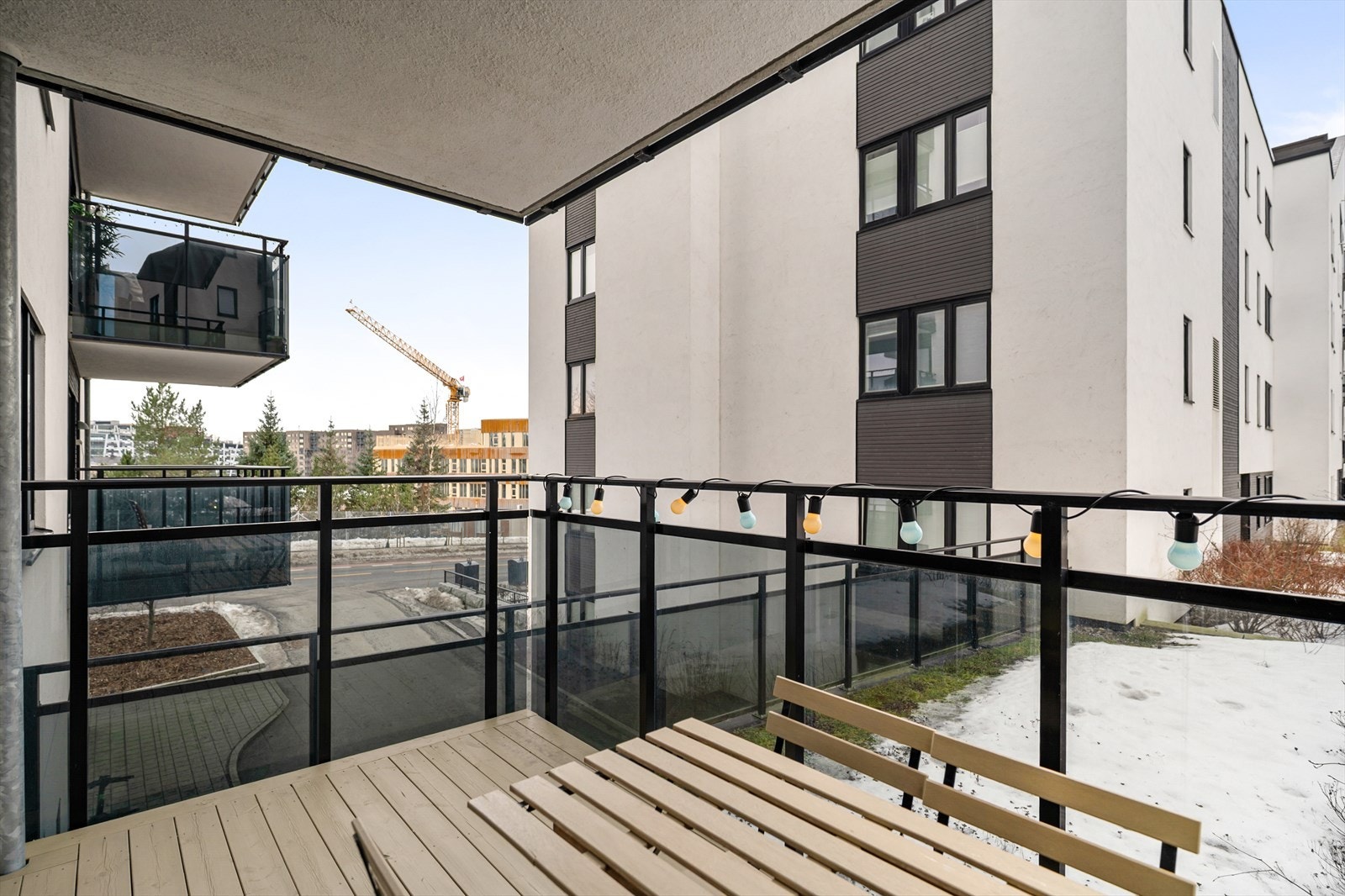 Fra stuen er det adkomst til nord-vestvendt balkong på 7 kvm Galleribilde