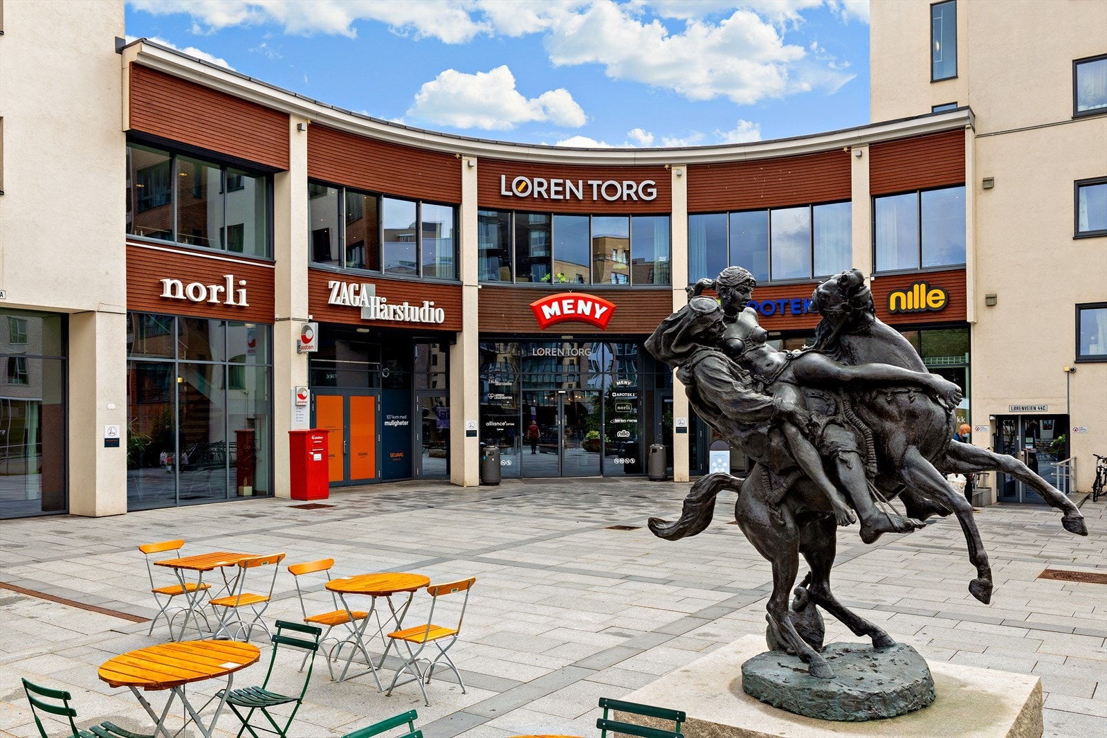 På Løren Torg har man gode servicetilbud med blant annet Apotek, Meny, Norli bokhandel m.m Galleribilde