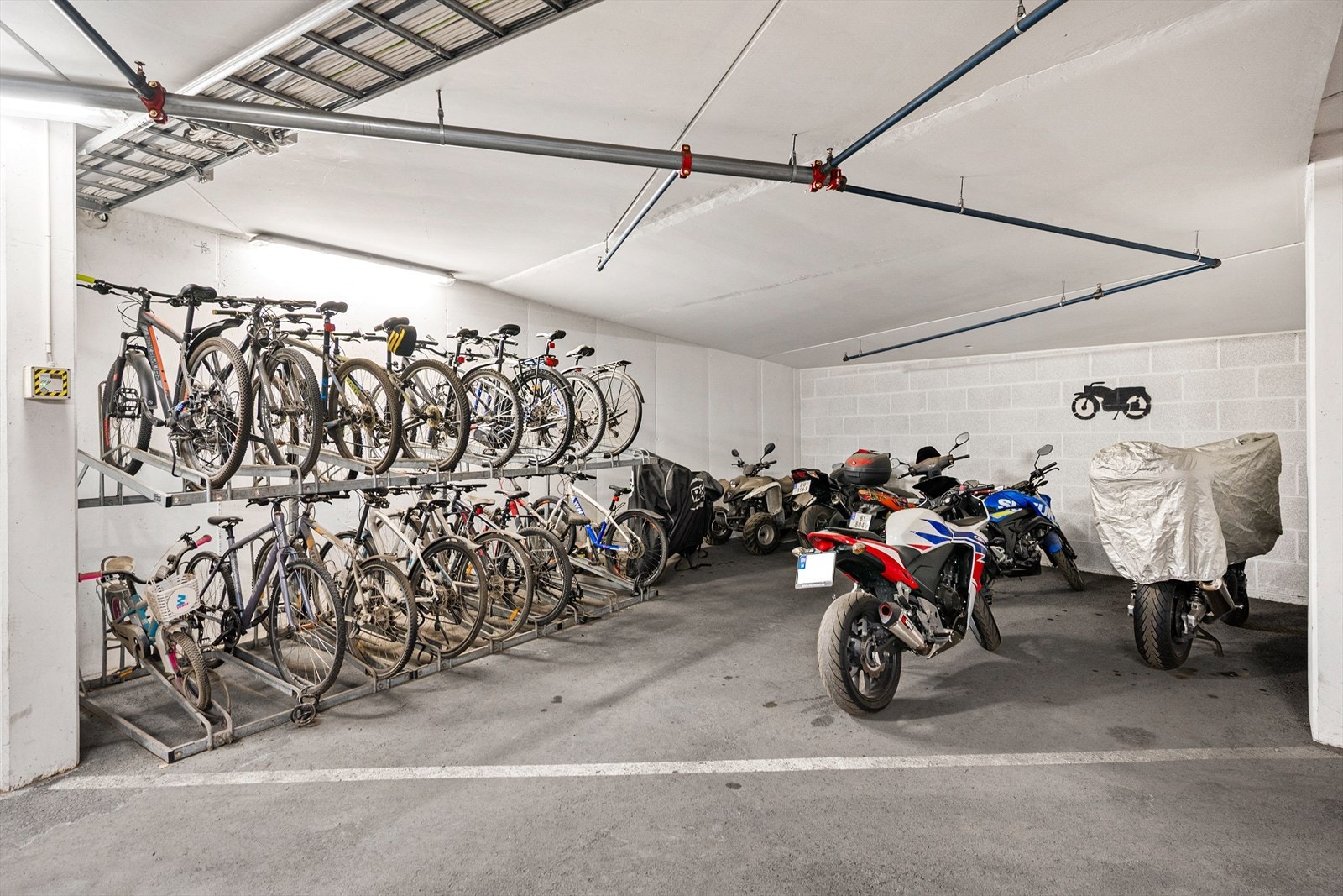 Felles sykkelbod og MC-parkering Galleribilde