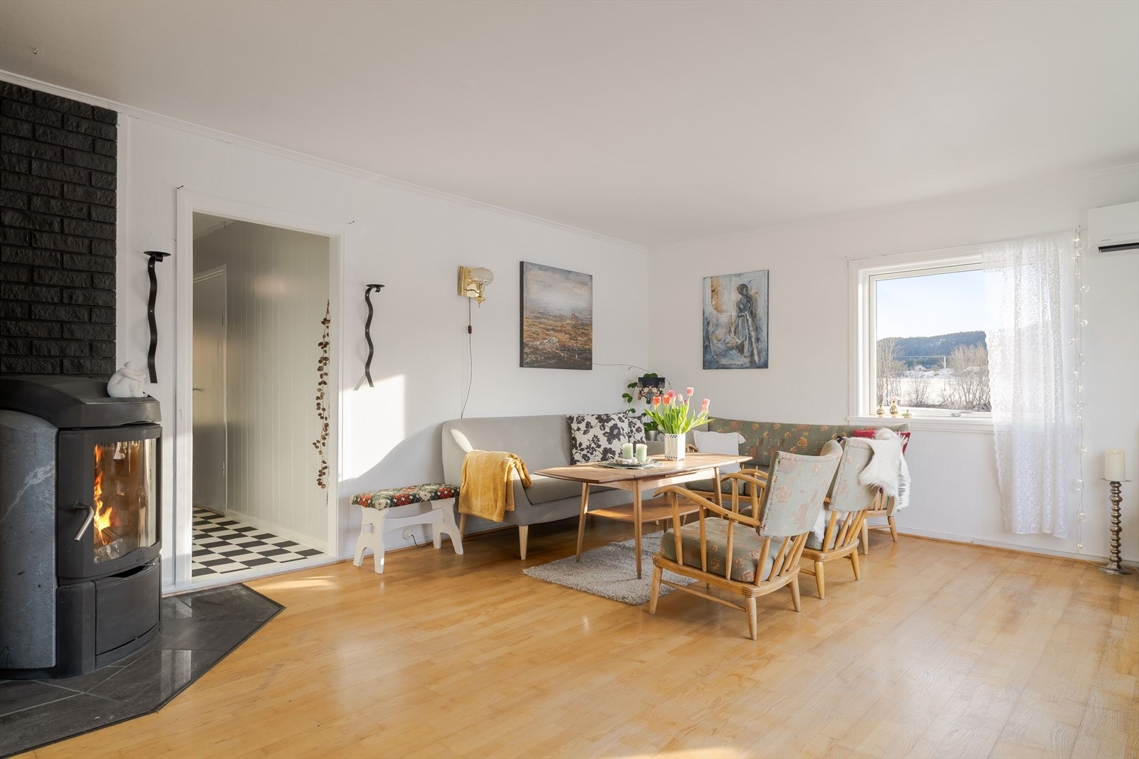 Innvendig er det gulv av laminat, tre og belegg. Veggene har tapet og malte plater. Innvendige tak har malte plater. Galleribilde