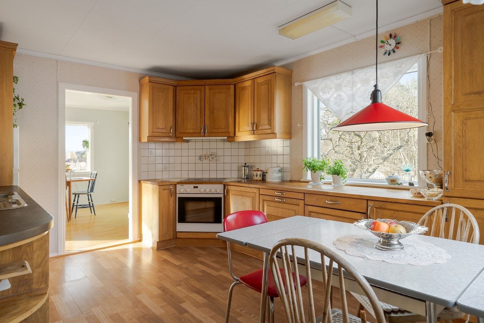 Det er oppvaskmaskin, platetopp, stekeovn og kjøkkenventilator med avtrekk ut. Galleribilde