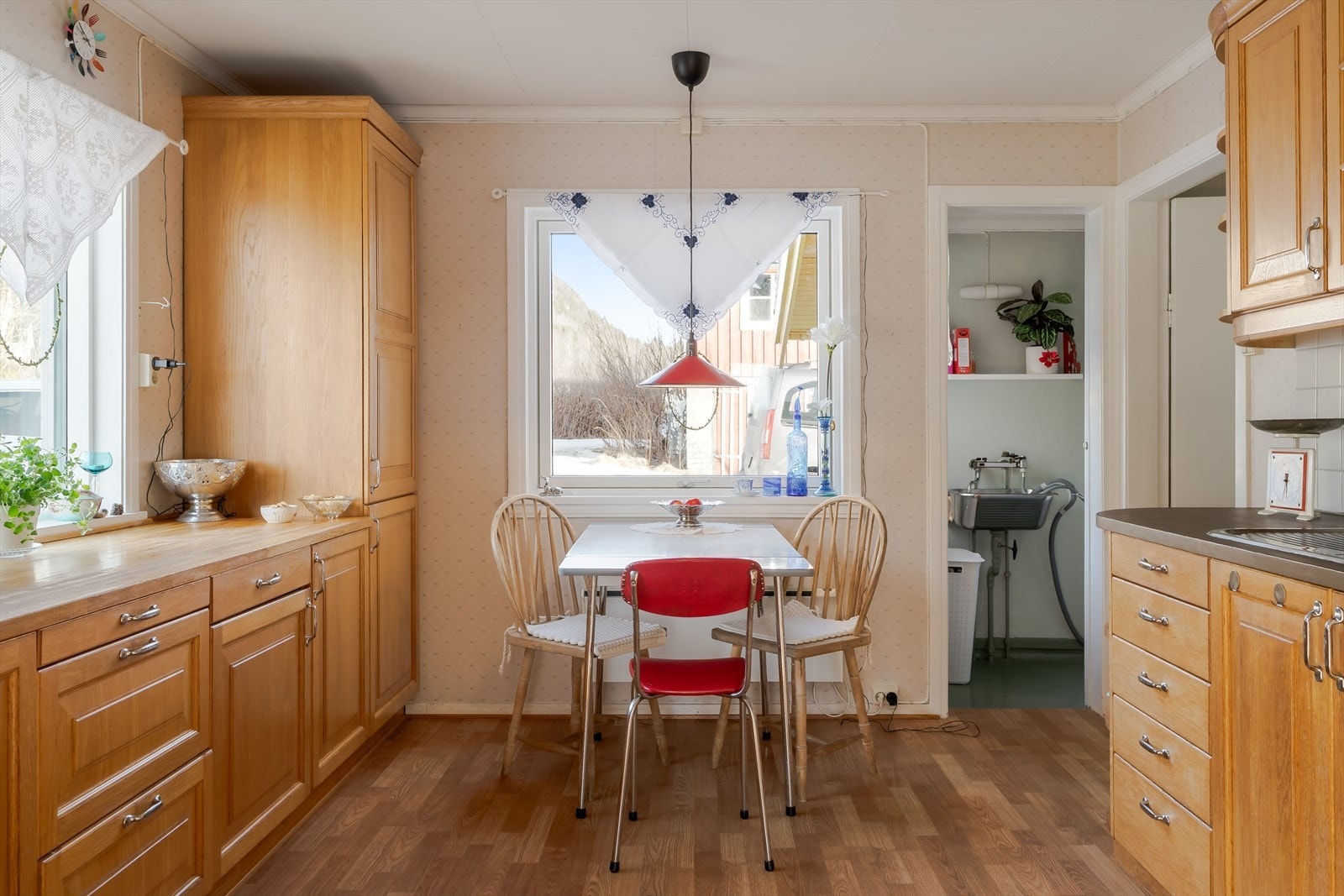 Kjøkkenet har innredning med profilerte fronter. Benkeplaten er av heltre. Galleribilde