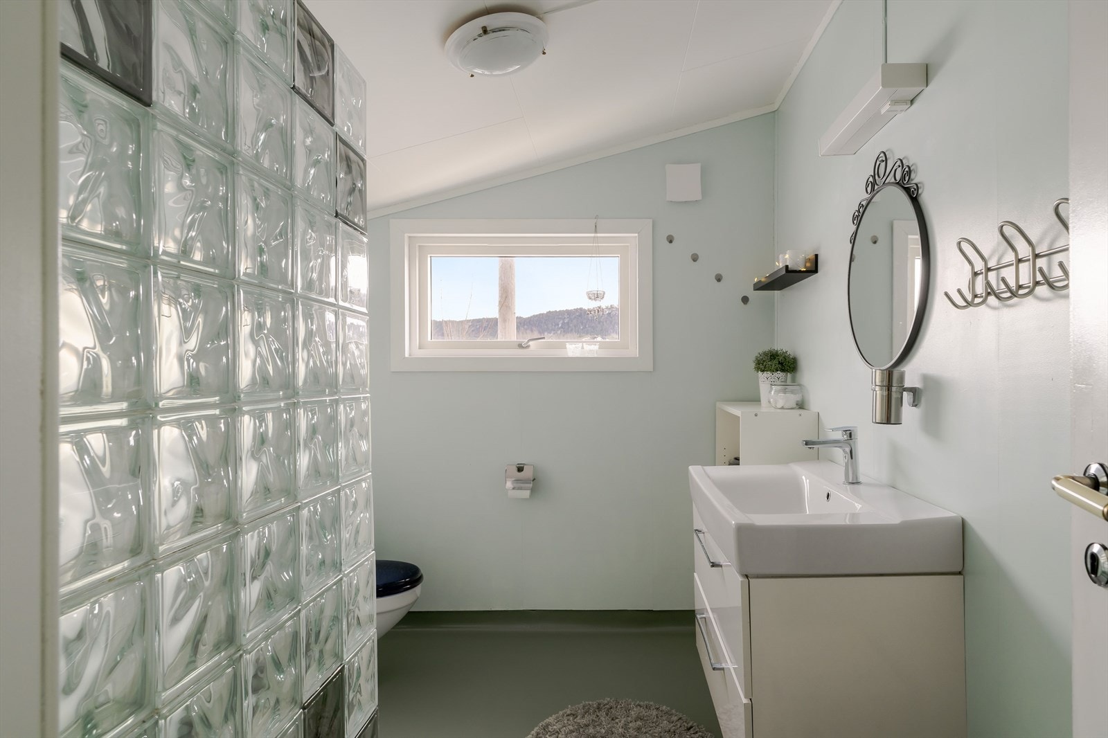 Badet er på 6,5m², her har man skap med servant, wc og dusj. Galleribilde