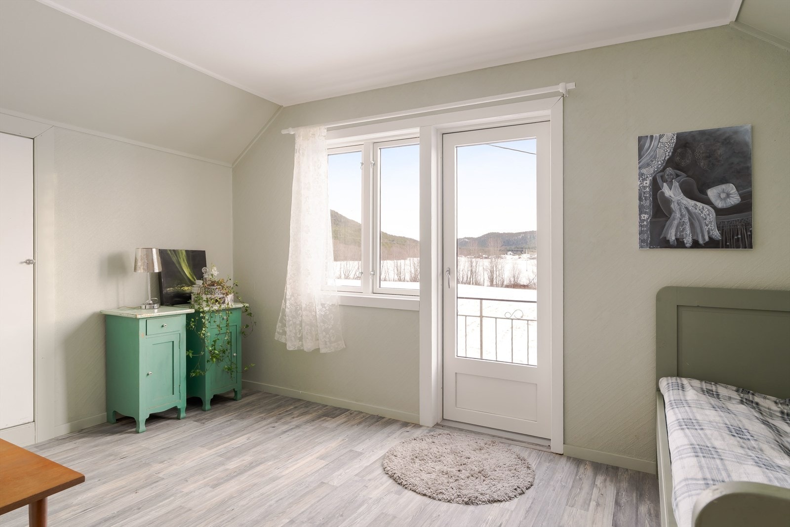 Fra soverommet på 11,5m² har du utgang til en balkong. Galleribilde