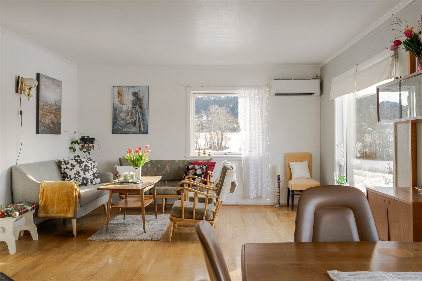 Stuen er på 34m², den er idag innredet med sosial sone og spisebord. Galleribilde