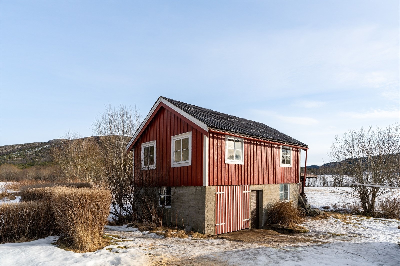 Ny port til "garasjen" på uthuset i tillegg til vindtetting og kledning på samme vegg. Galleribilde