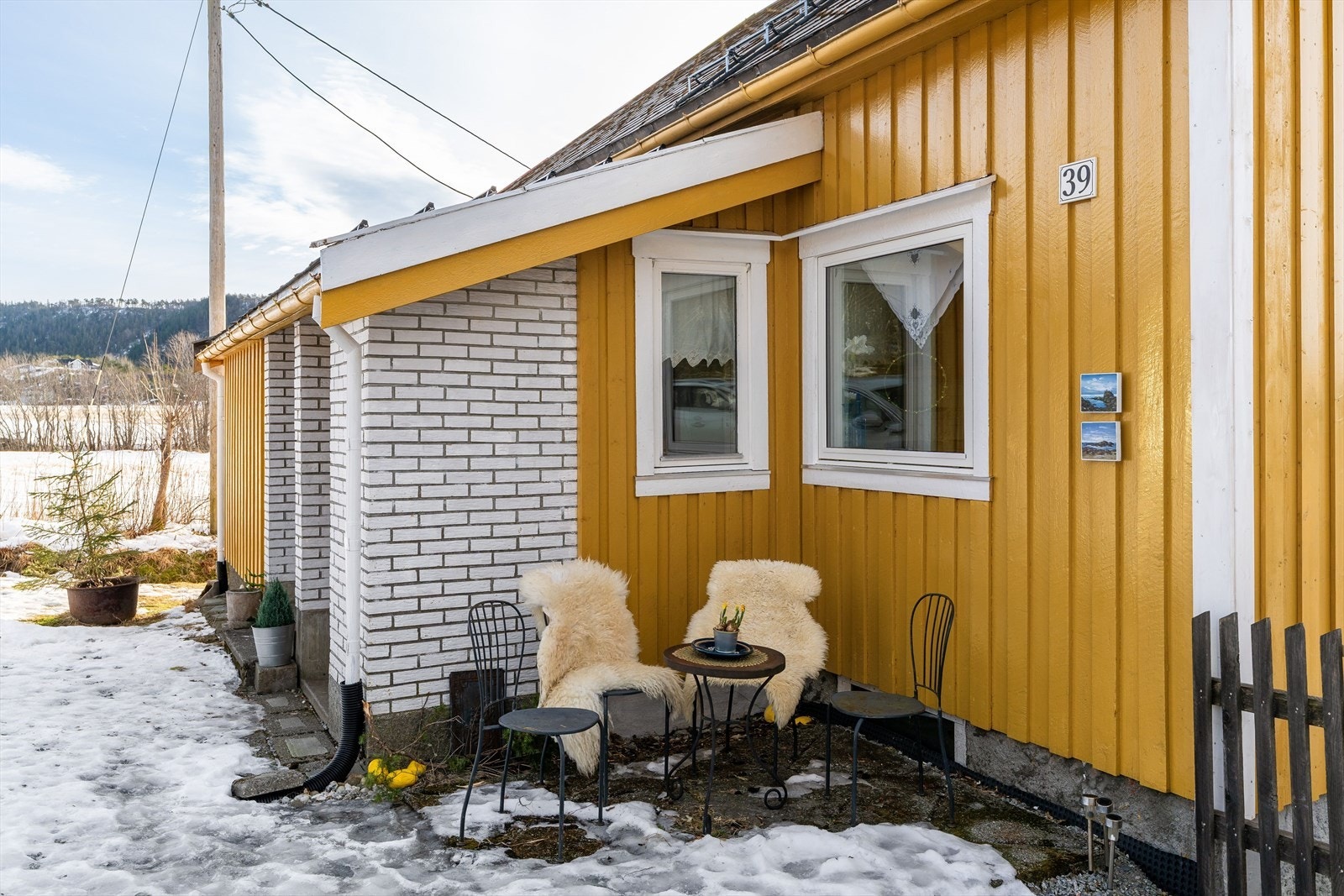 Det er drenert rundt hele huset med nye drensrør og lagt grunnmursplast mot kjellermur. Galleribilde