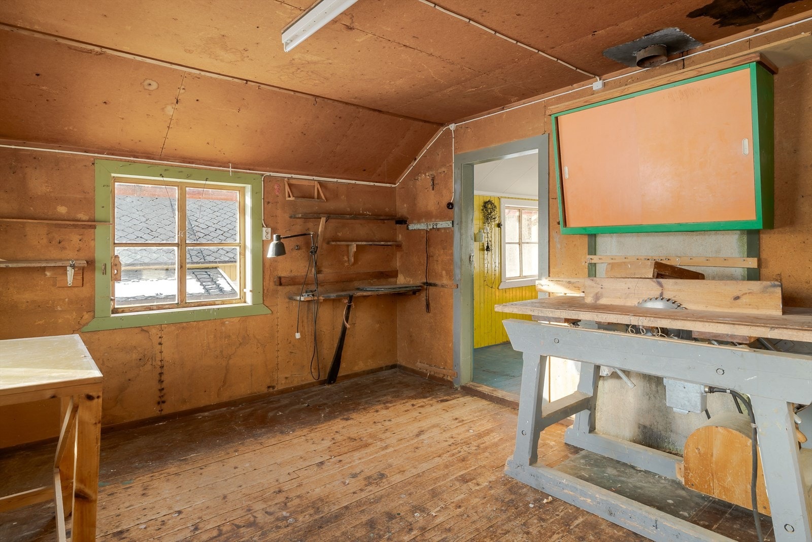 Uthuset er på 60m², her har man garasje, to hobbyrom og bod. Galleribilde