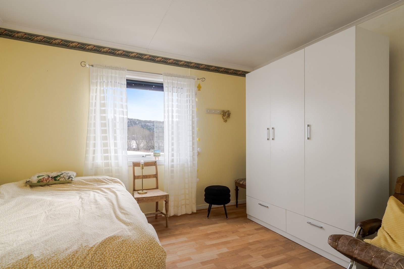 Soverommet som ligger i første etasje er på 10,5m², her har du plass til stor seng, nattbord og garderobeløsning. Galleribilde