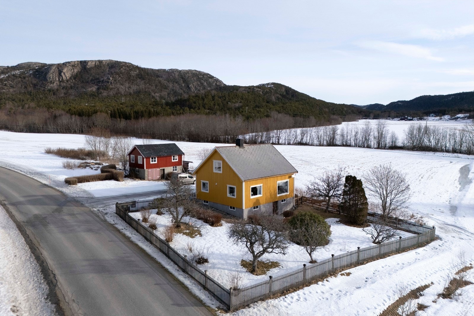 Det er kort vei til hurtigbåt, dagligvarebutikk og en kort biltur til Rissa med "alt" av servicefunksjoner. Galleribilde