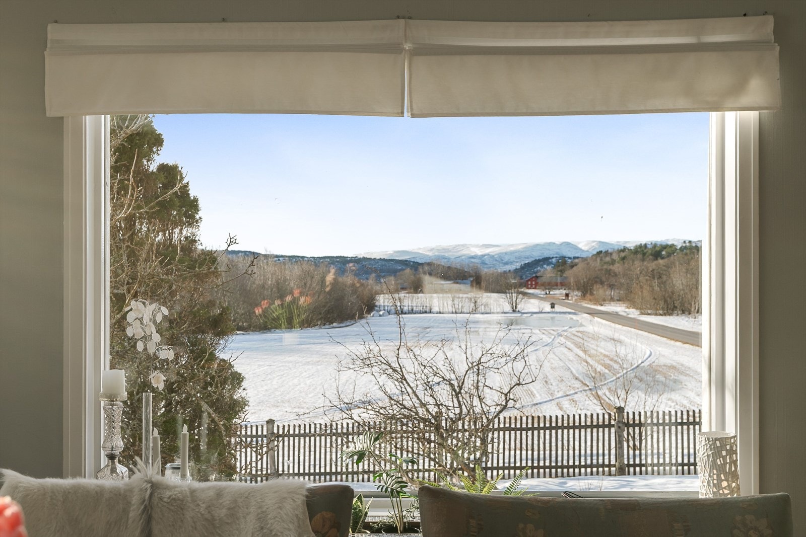 Legg merke til stakittgjerdet rundt hagen. Det er nytt i 2022. Galleribilde