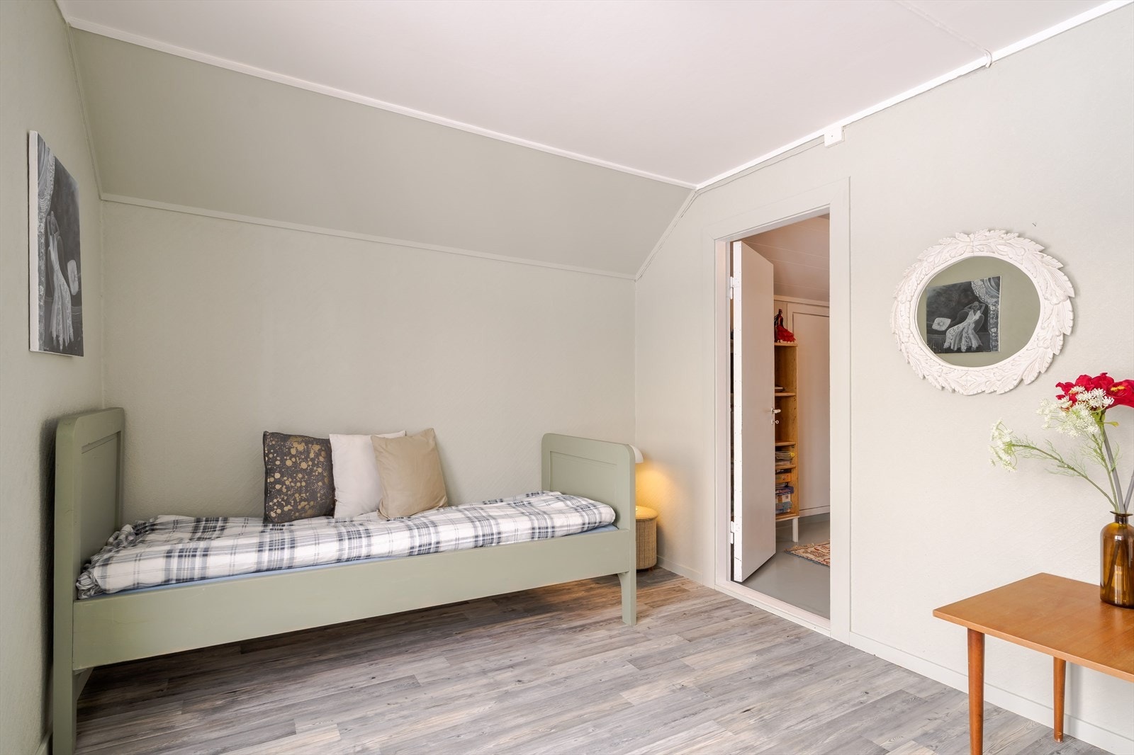 I 2. etasje finner du to soverom, en balkong og flere knekott. Galleribilde